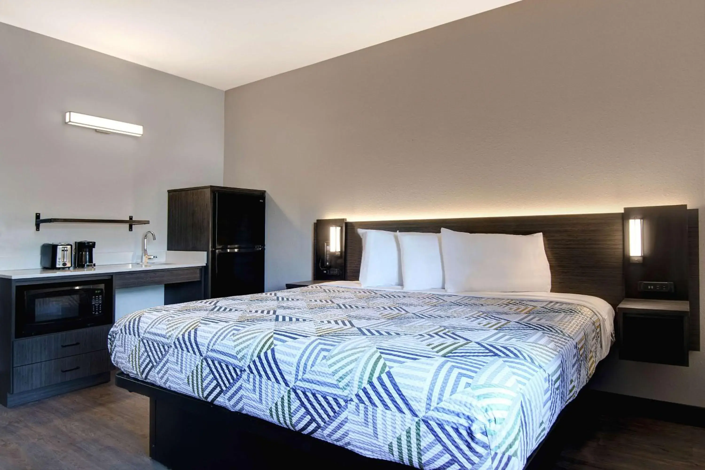 Photo of the whole room, Bed in Studio 6 Pensacola, FL - West I-10 Photo of the whole room, Bed in Studio 6 Pensacola, FL - West I-10