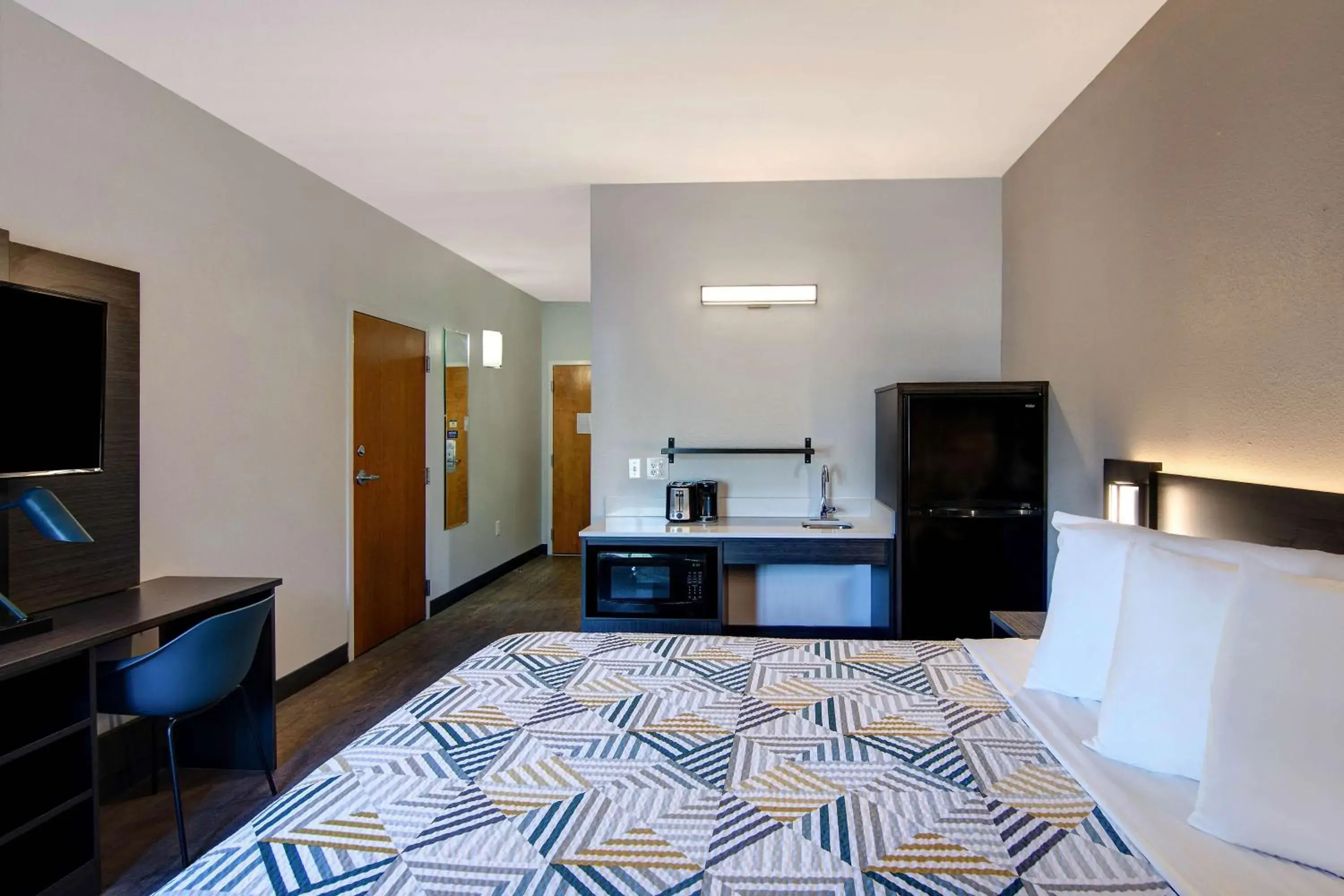 Photo of the whole room, Bed in Studio 6 Pensacola, FL - West I-10 Photo of the whole room, Bed in Studio 6 Pensacola, FL - West I-10