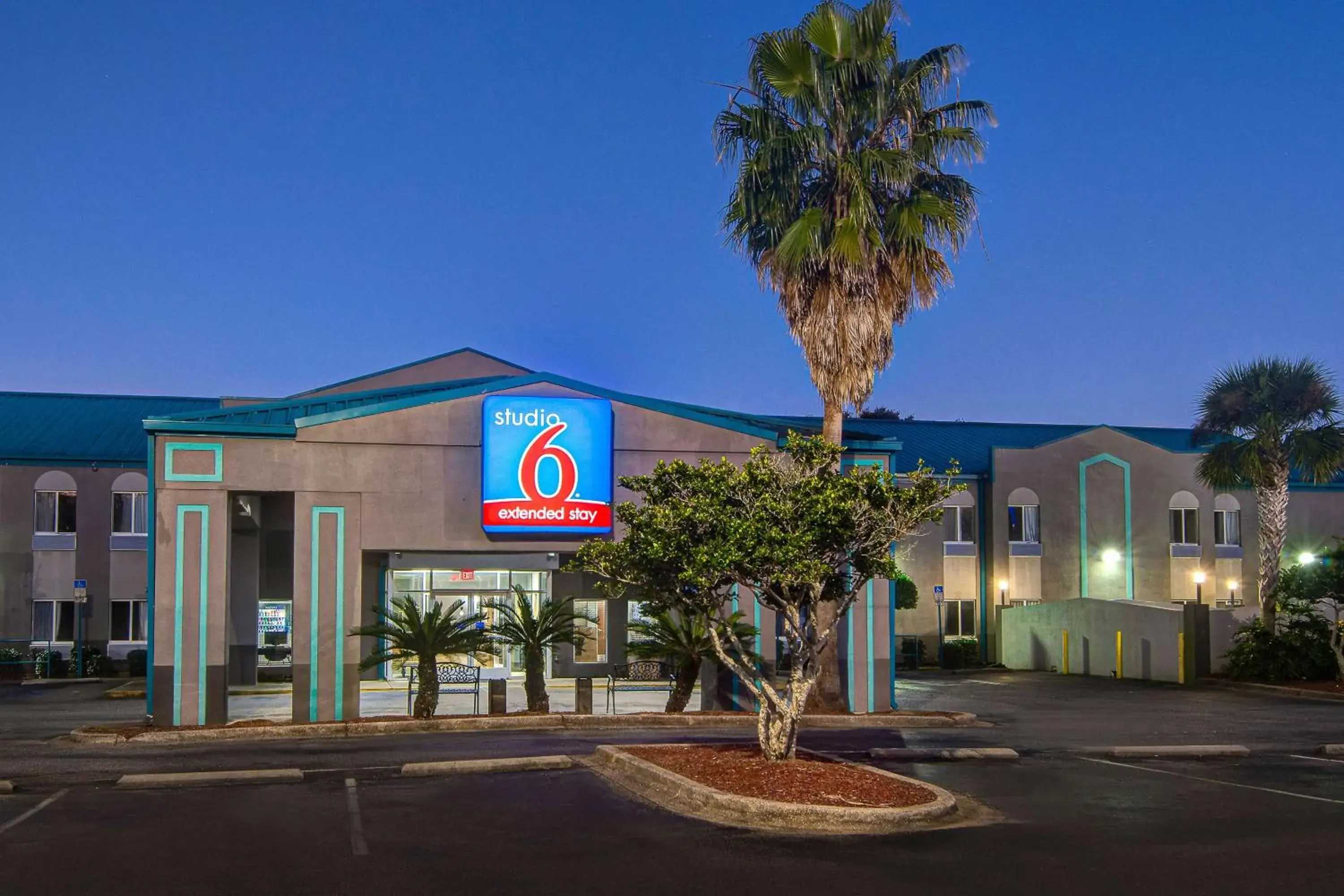 Property building in Studio 6 Pensacola, FL - West I-10 Property building in Studio 6 Pensacola, FL - West I-10