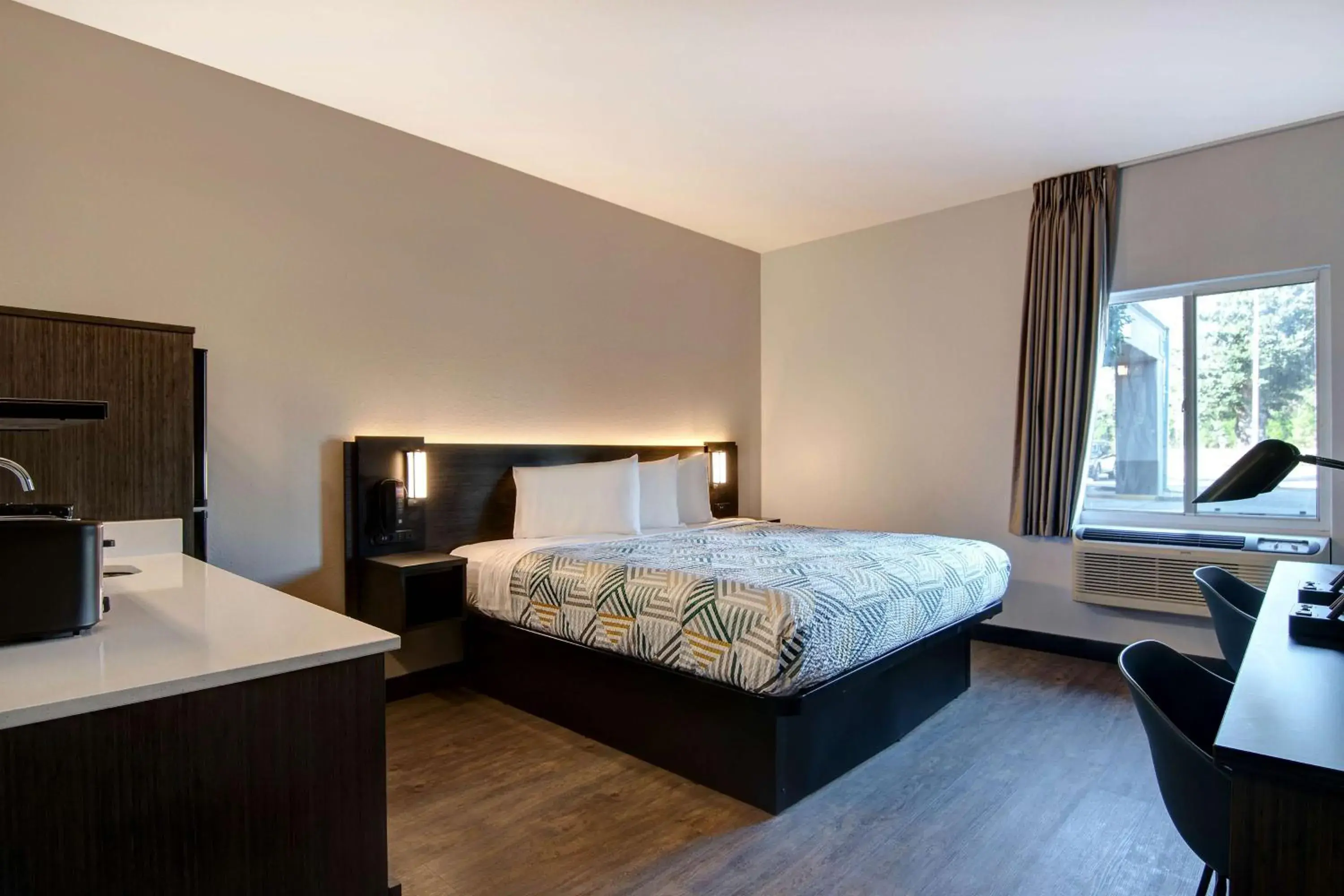 Photo of the whole room, Bed in Studio 6 Pensacola, FL - West I-10 Photo of the whole room, Bed in Studio 6 Pensacola, FL - West I-10