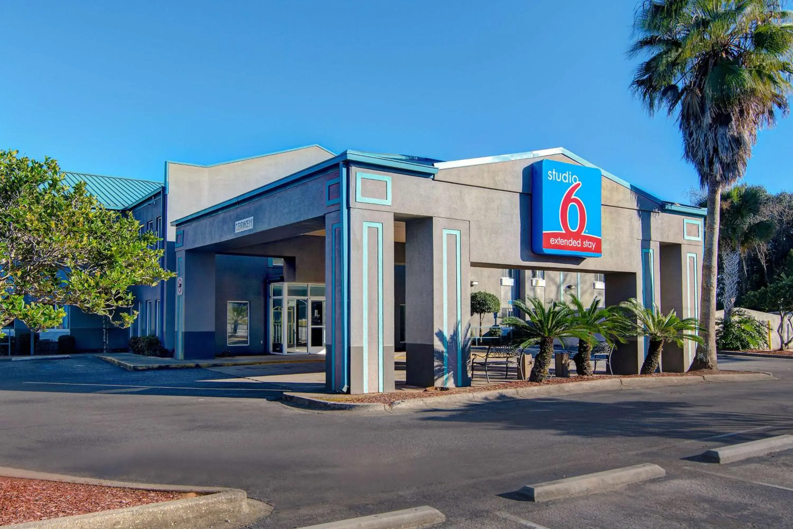 Property building in Studio 6 Pensacola, FL - West I-10 Property building in Studio 6 Pensacola, FL - West I-10