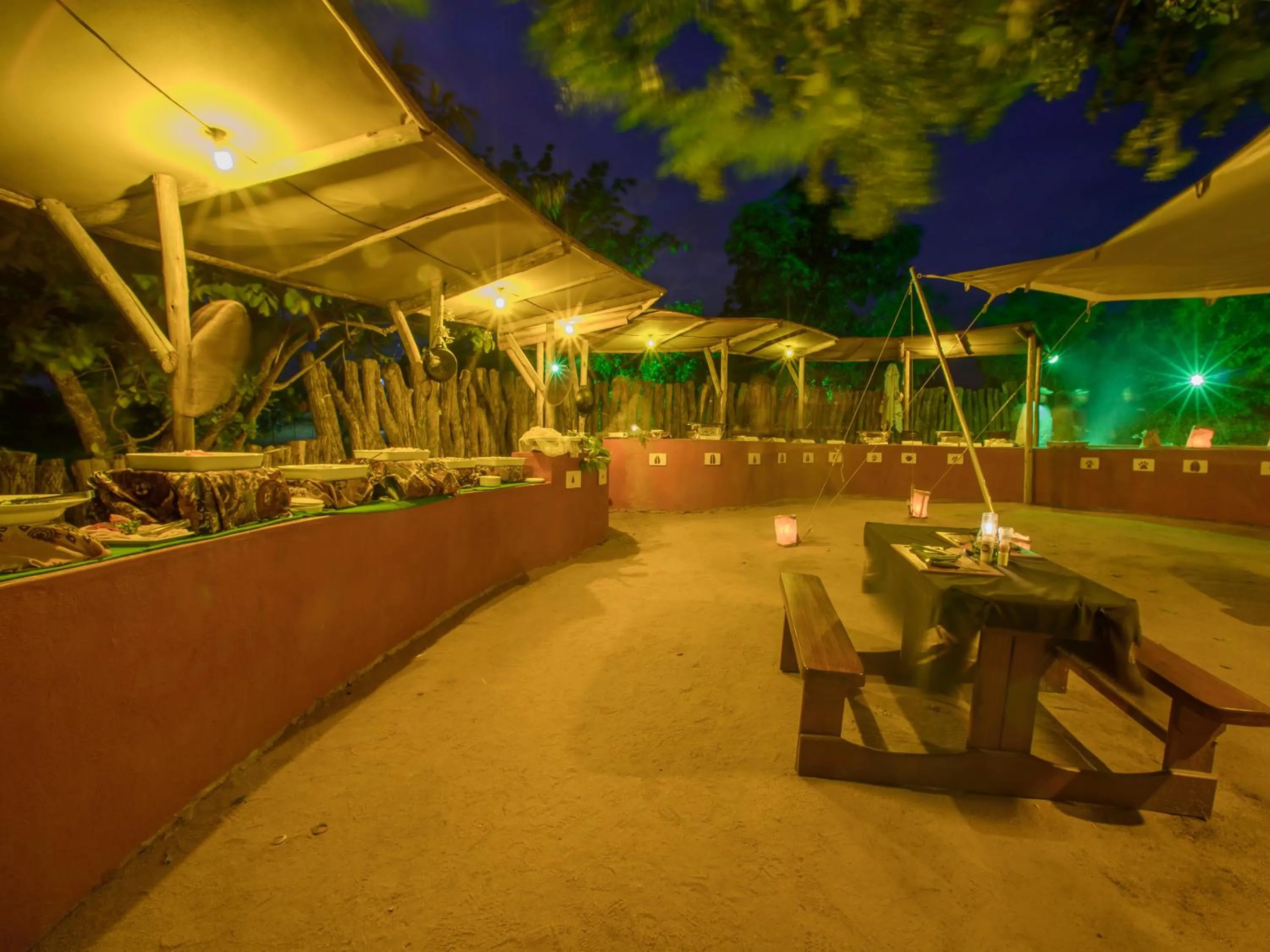 Restaurant/places to eat in Nkambeni Safari Camp
