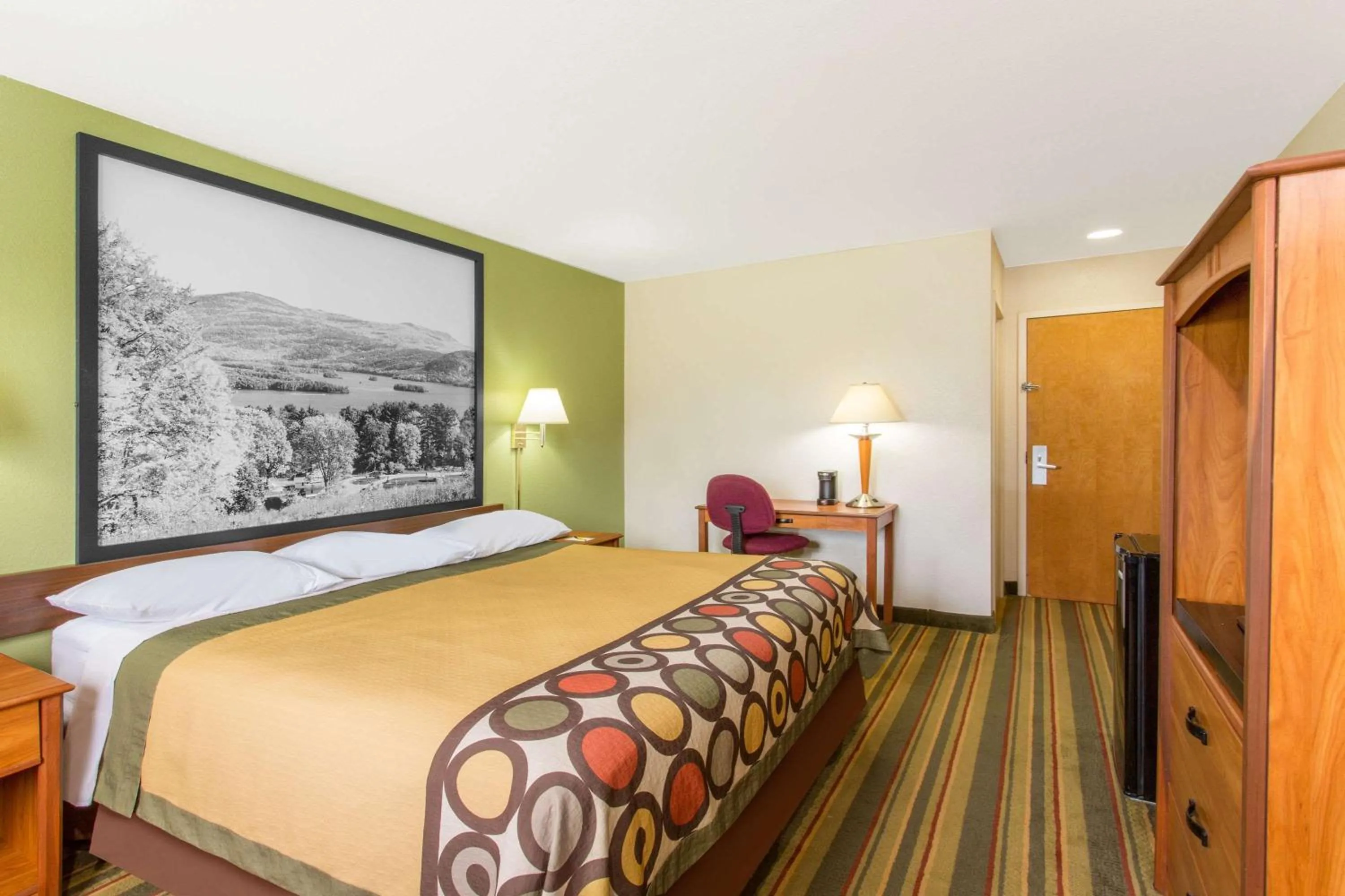 Photo of the whole room, Bed in Super 8 by Wyndham Bedford