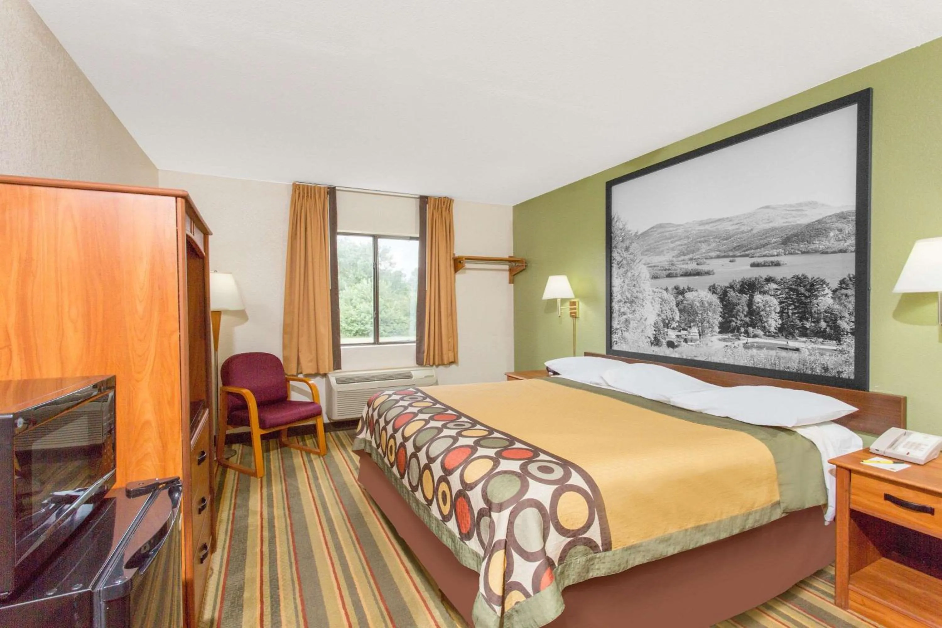 Photo of the whole room, Bed in Super 8 by Wyndham Bedford