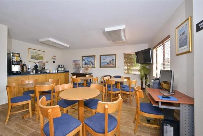 Dining area in Super 8 by Wyndham Bedford