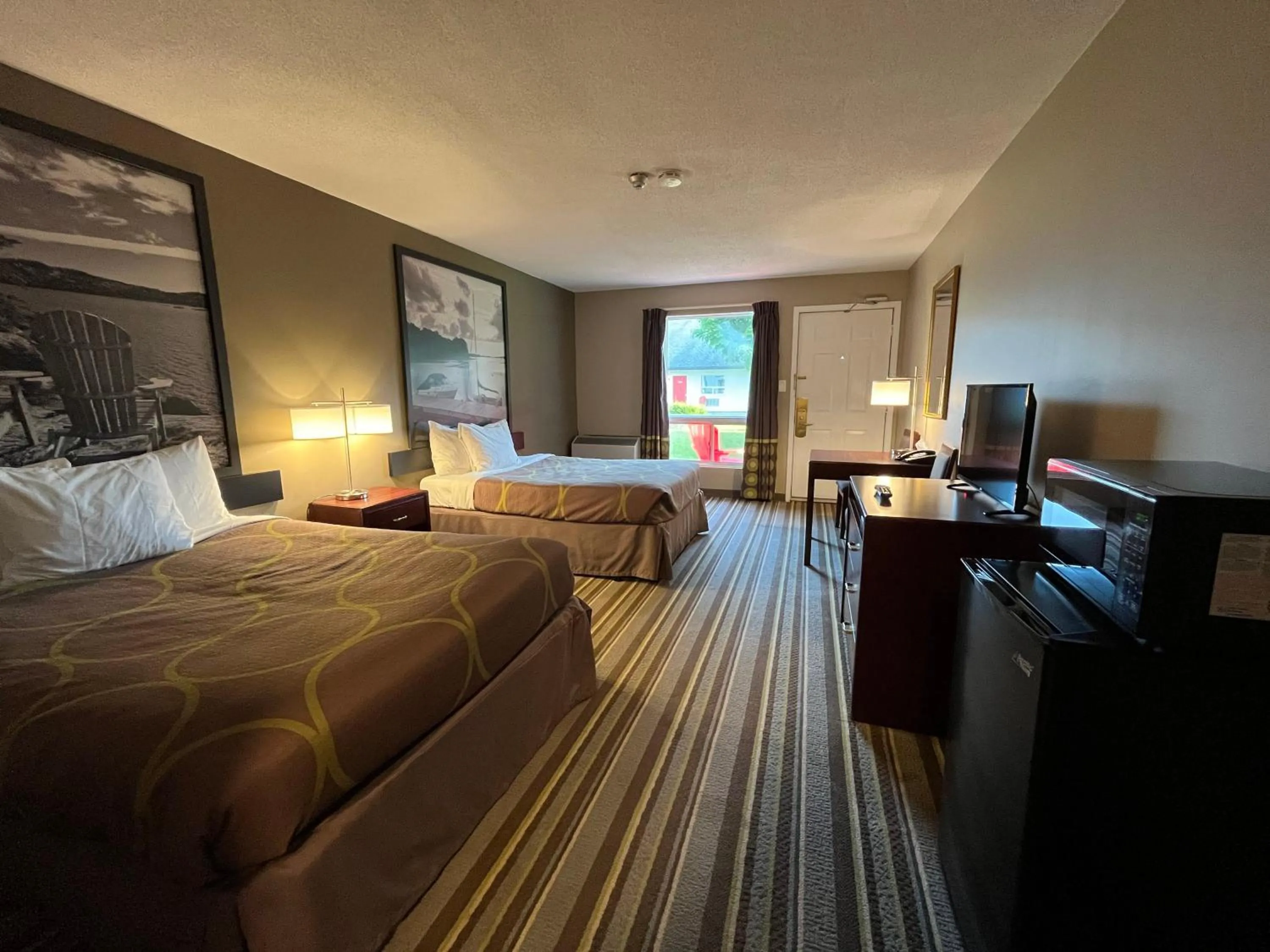 Bed in Jolly Roger Inn & Resort