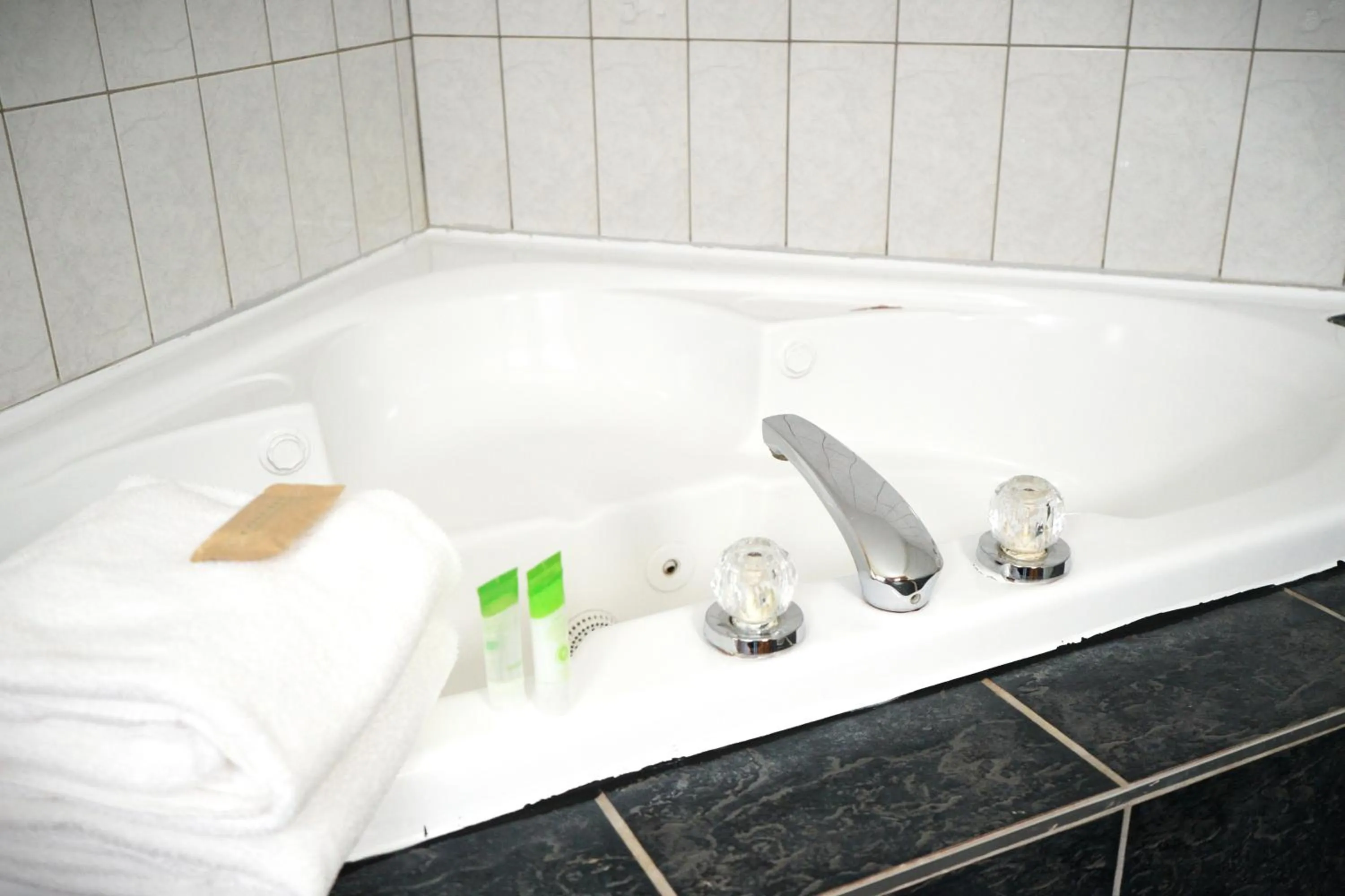 Hot Tub in Jolly Roger Inn & Resort