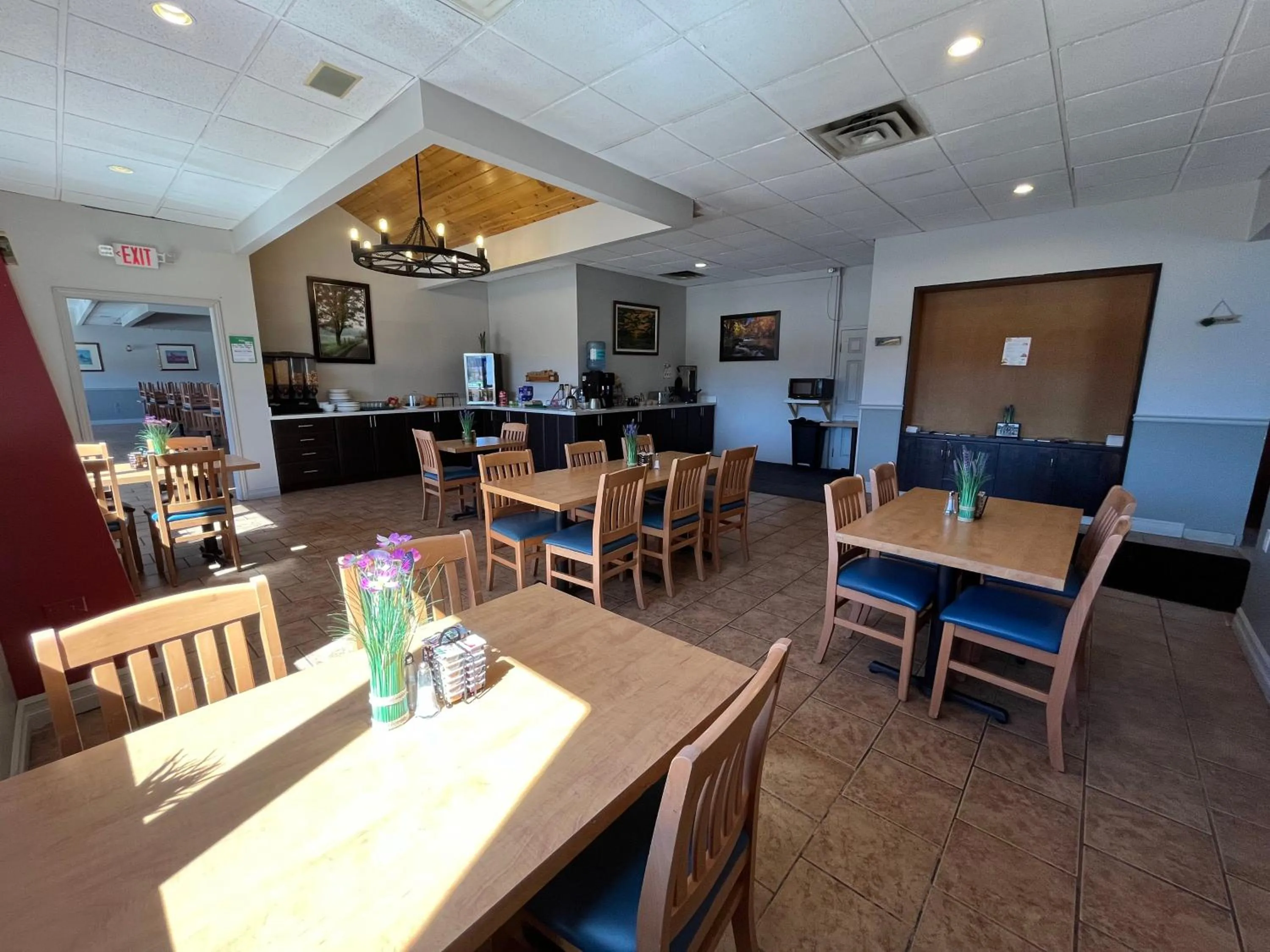 Breakfast in Jolly Roger Inn & Resort