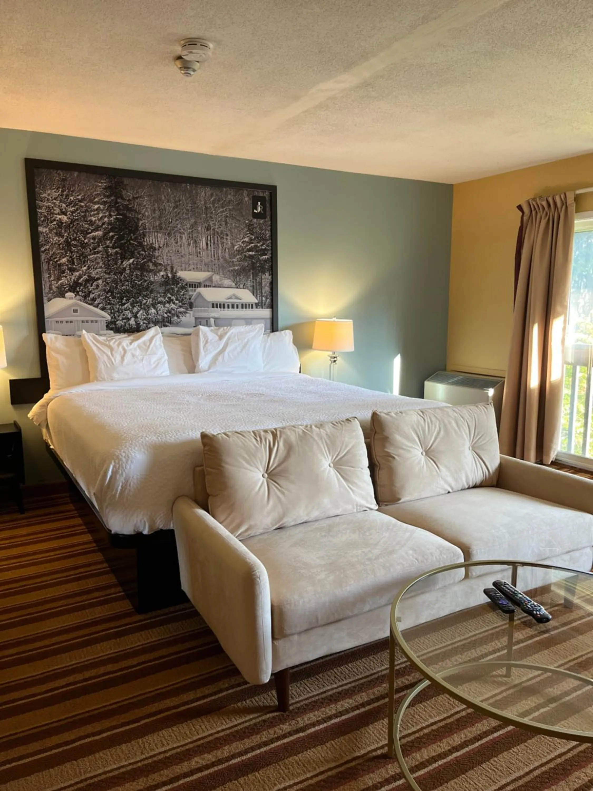 Seating area, Bed in Jolly Roger Inn & Resort