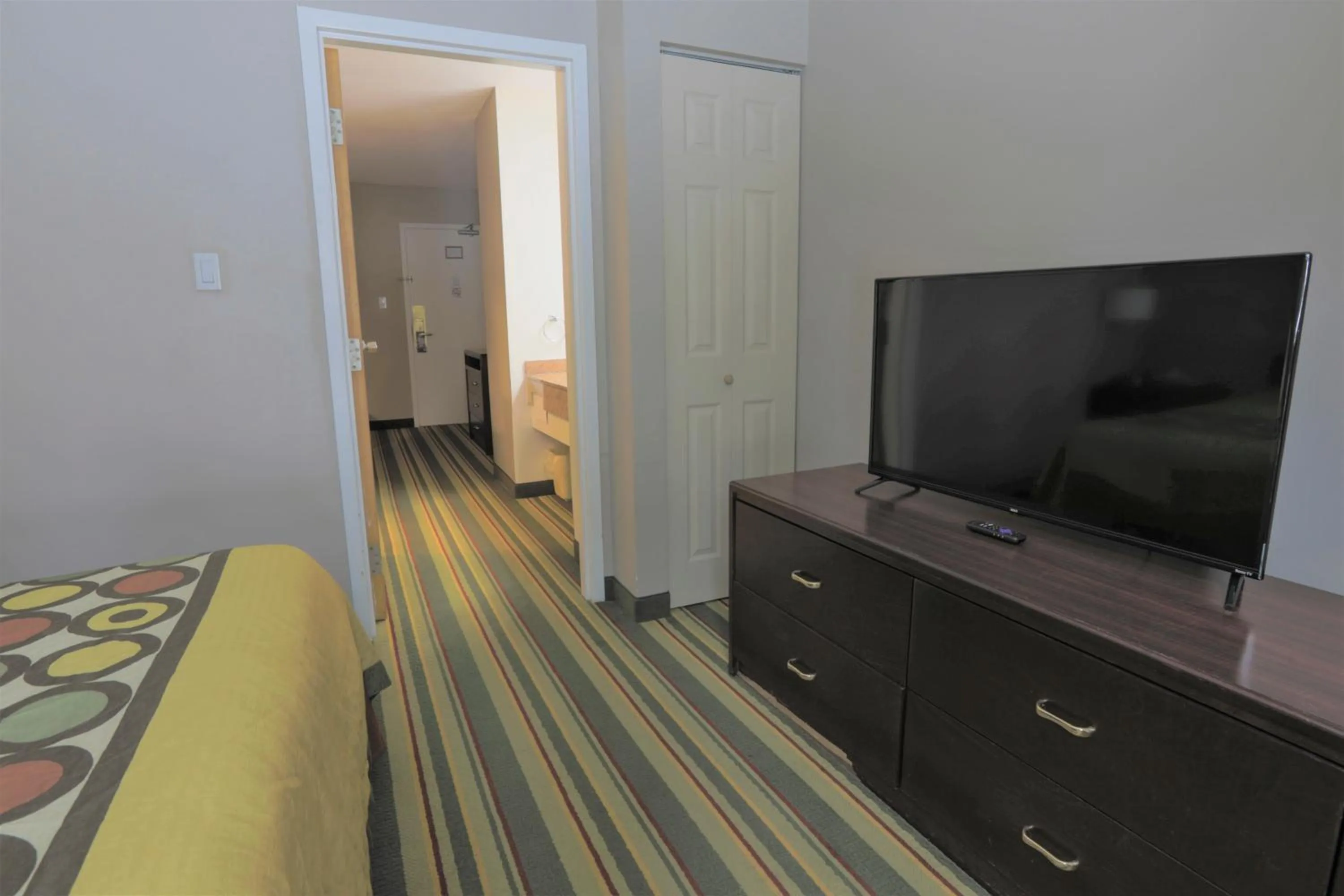 Bedroom in Jolly Roger Inn & Resort