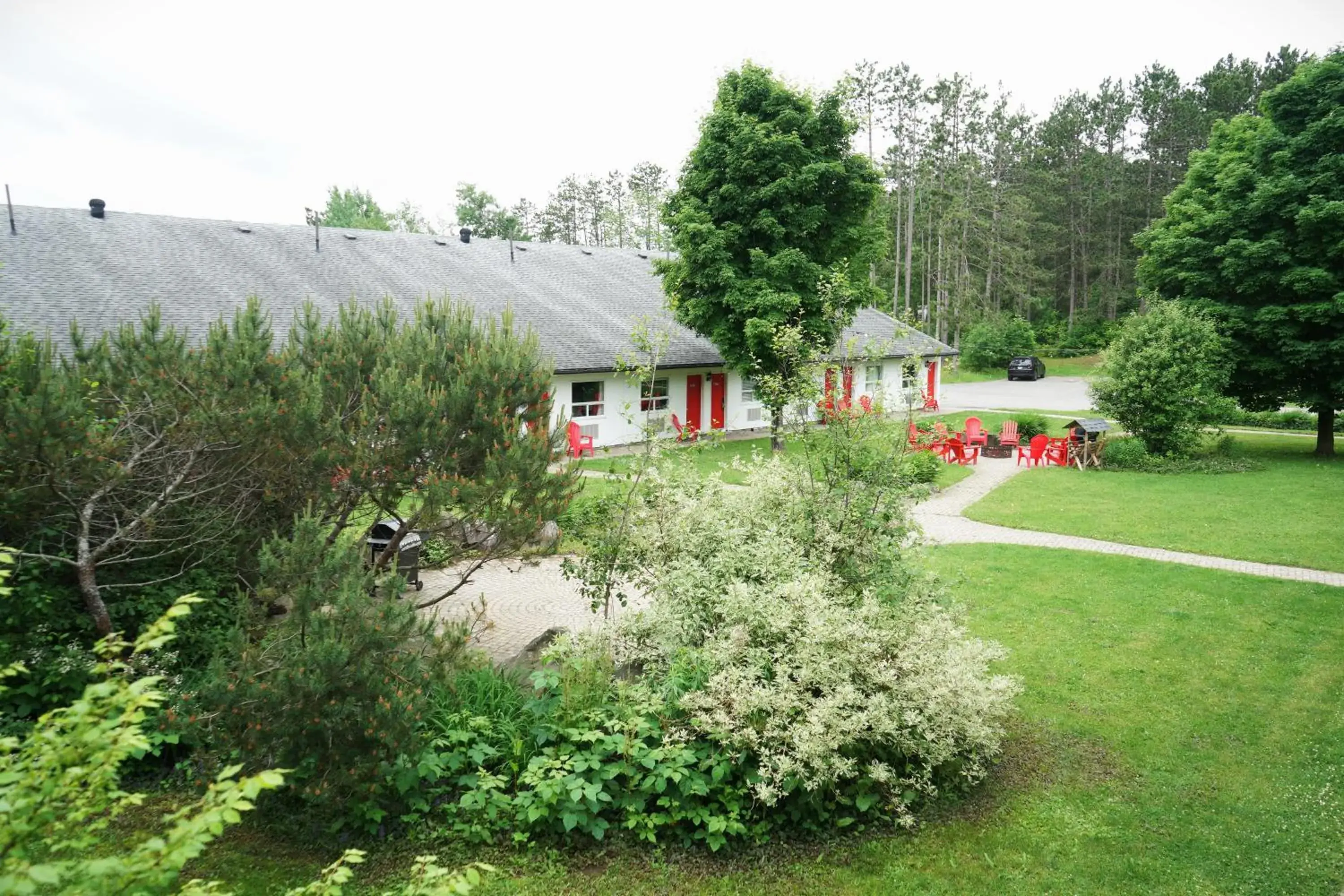 Garden view in Jolly Roger Inn & Resort Garden view in Jolly Roger Inn & Resort
