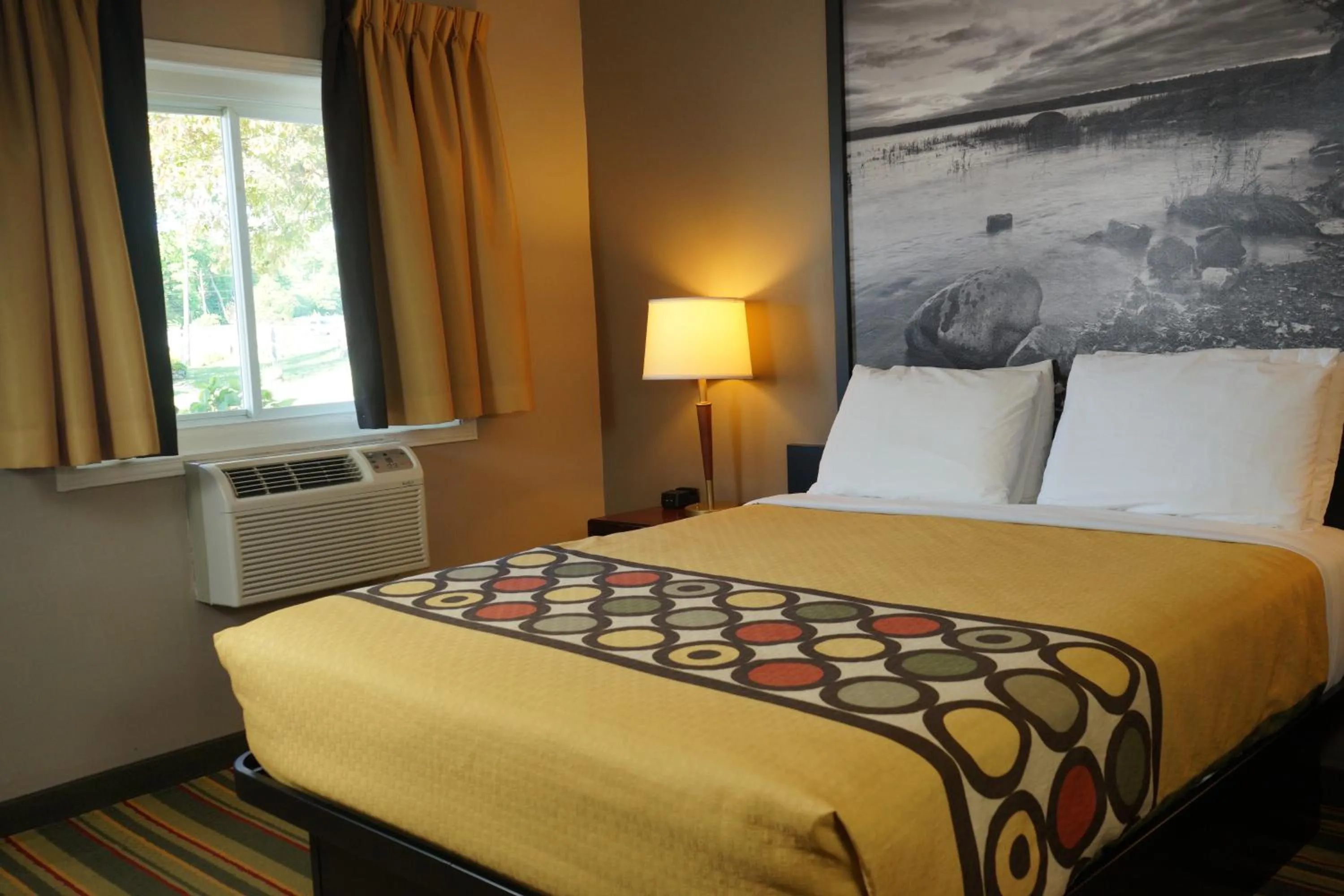 Bed in Jolly Roger Inn & Resort