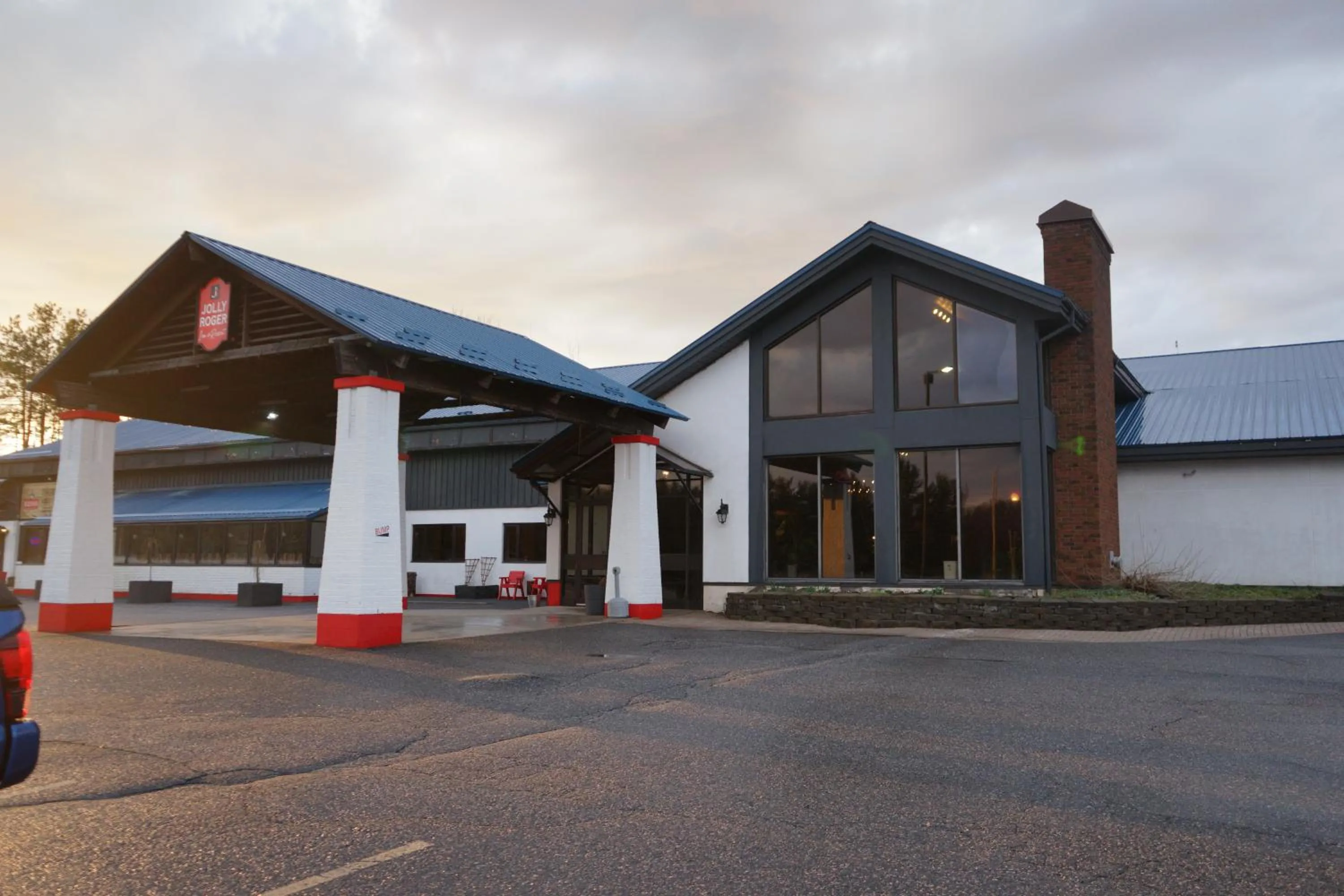 Property building in Jolly Roger Inn & Resort