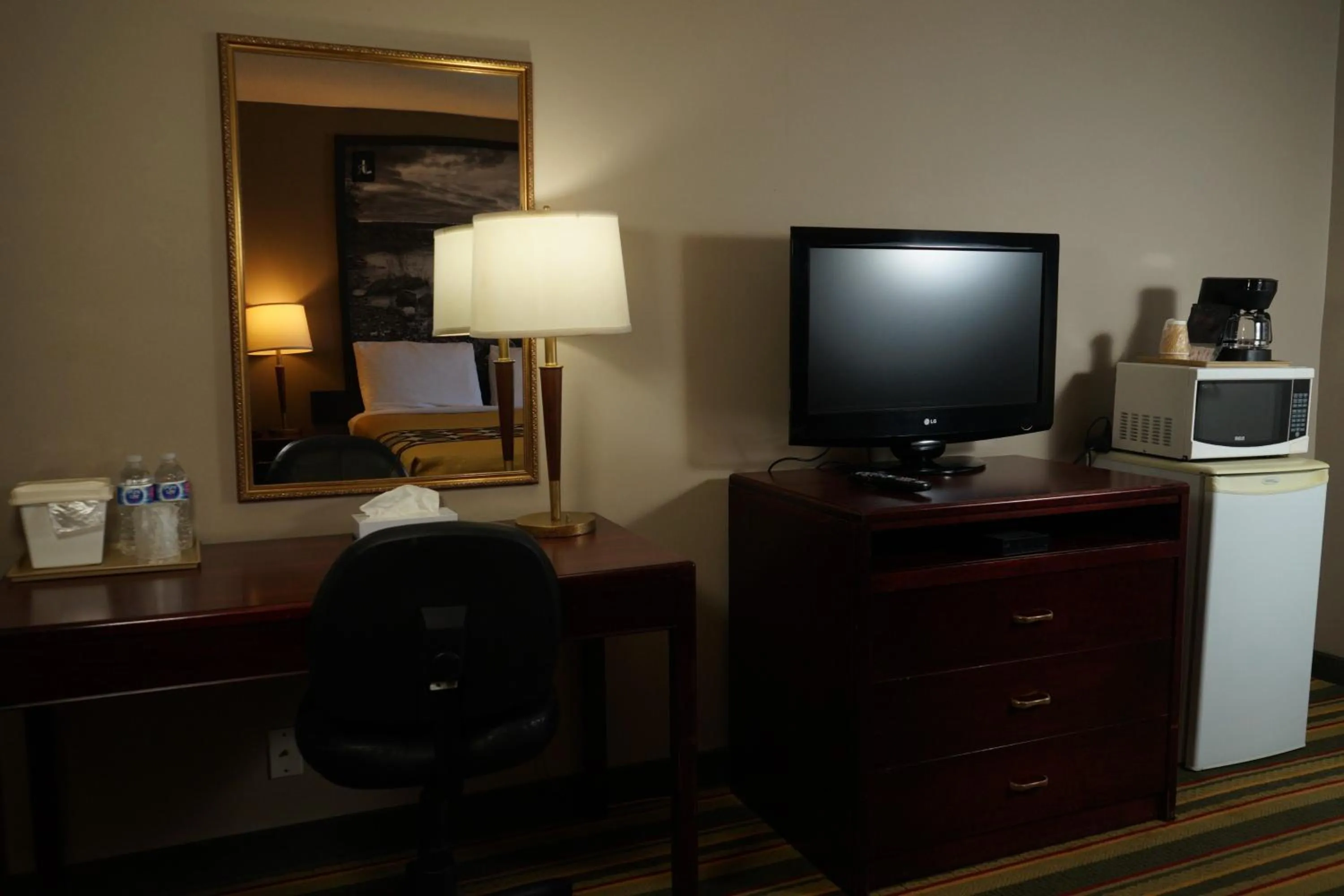 TV and multimedia in Jolly Roger Inn & Resort