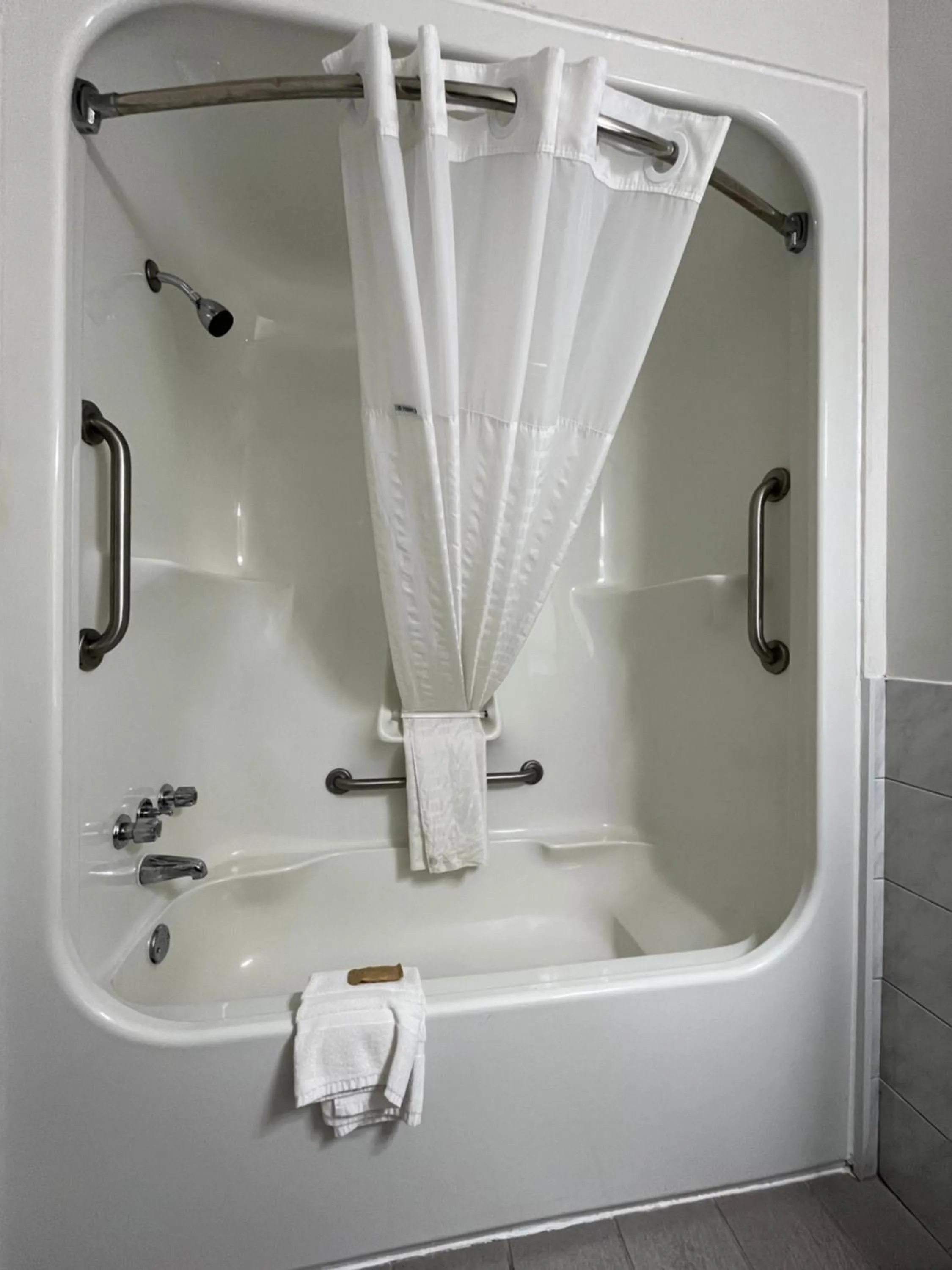 Bathroom in Jolly Roger Inn & Resort