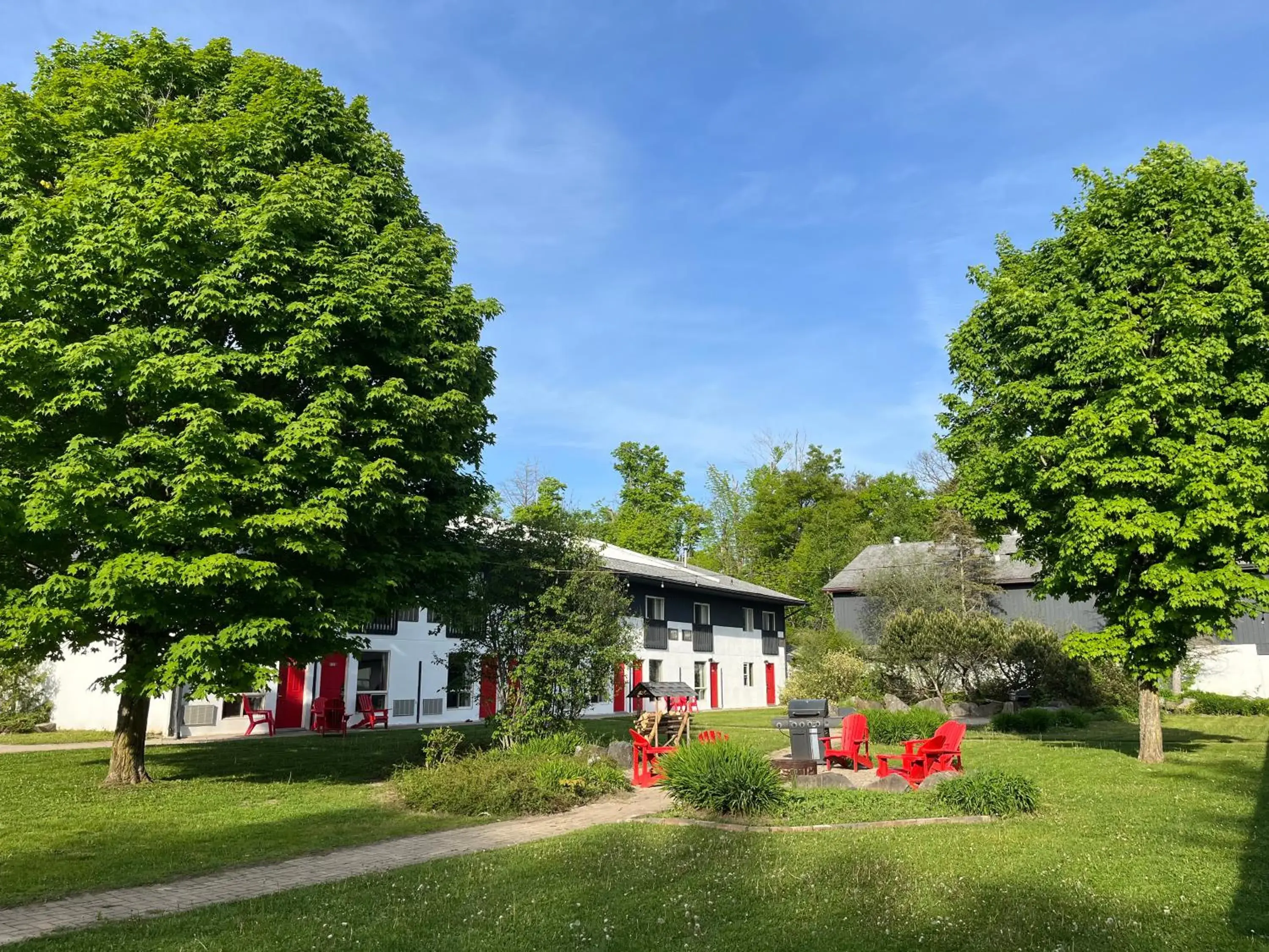 Property building in Jolly Roger Inn & Resort Property building in Jolly Roger Inn & Resort