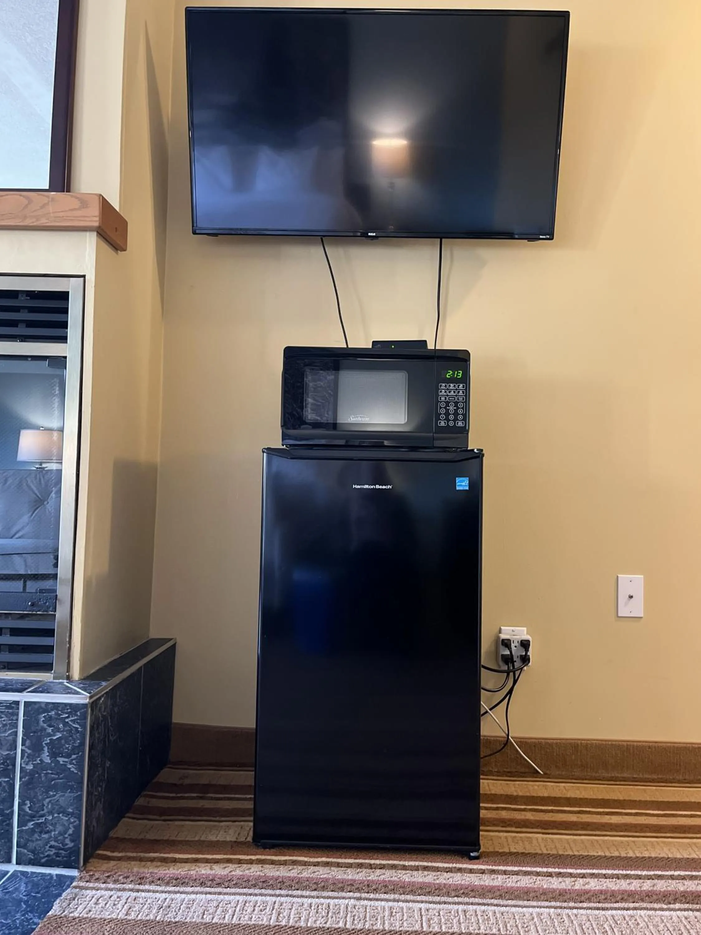 TV and multimedia in Jolly Roger Inn & Resort