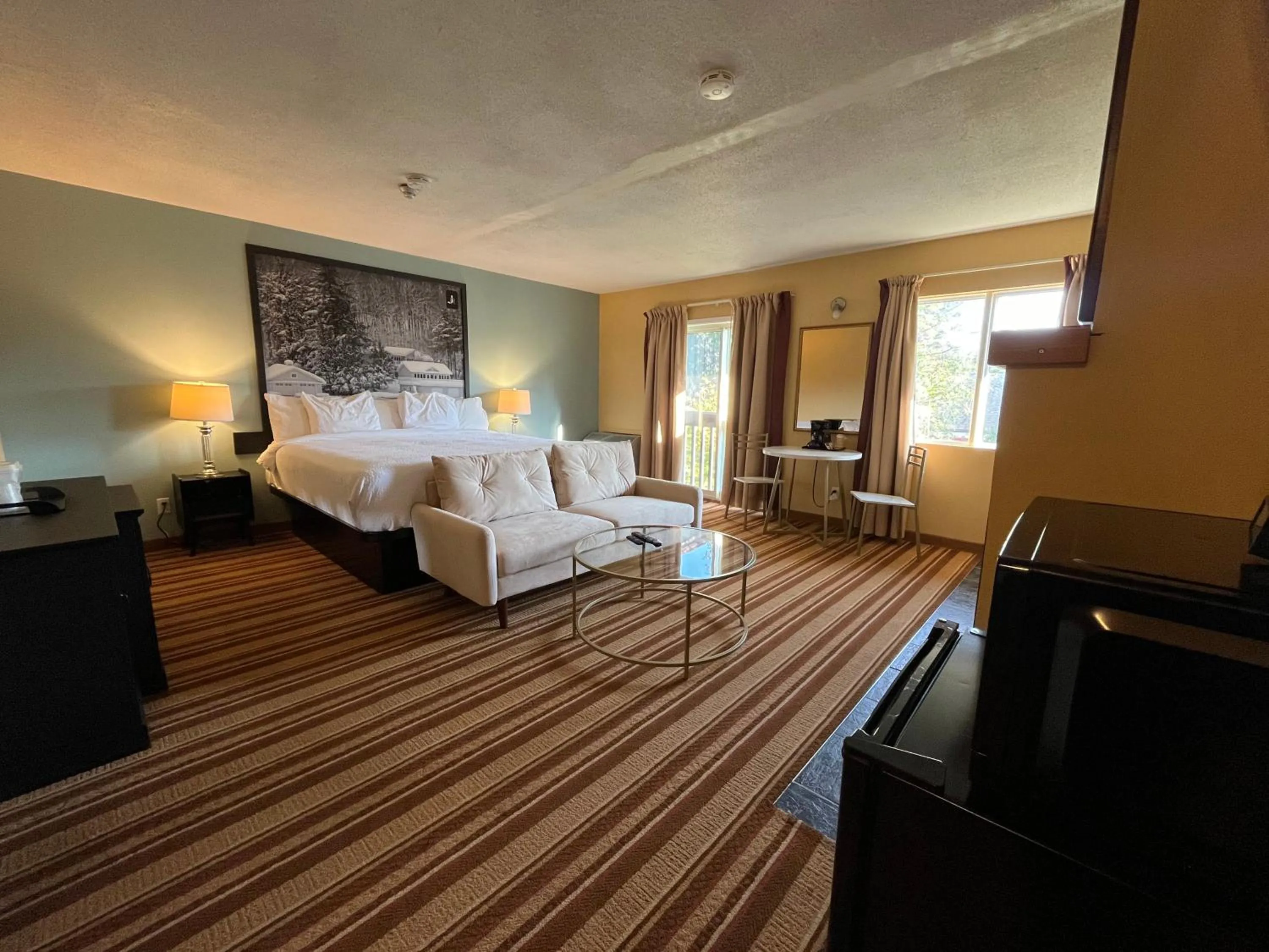 Coffee/tea facilities, Bed in Jolly Roger Inn & Resort