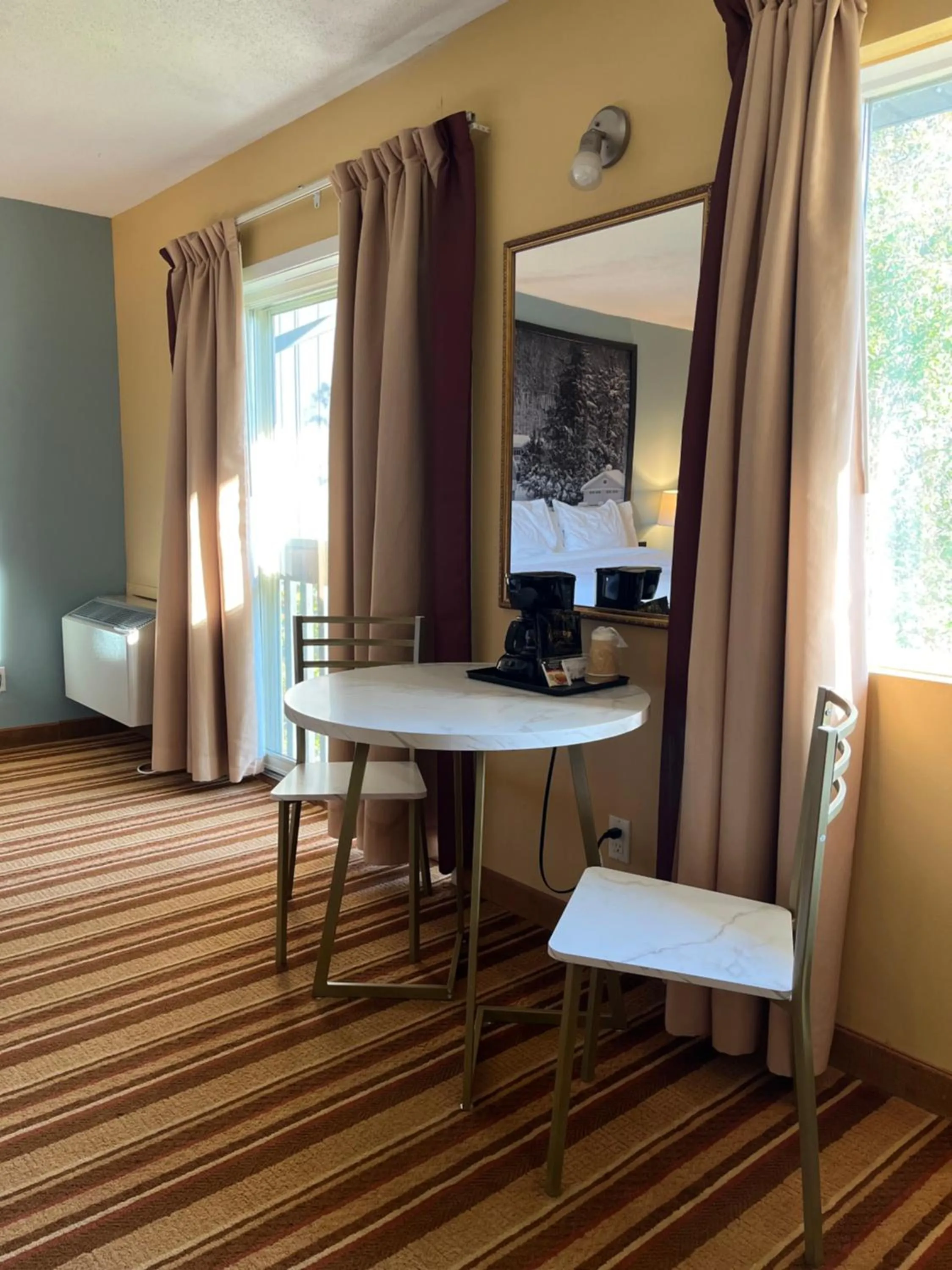 Dining area in Jolly Roger Inn & Resort