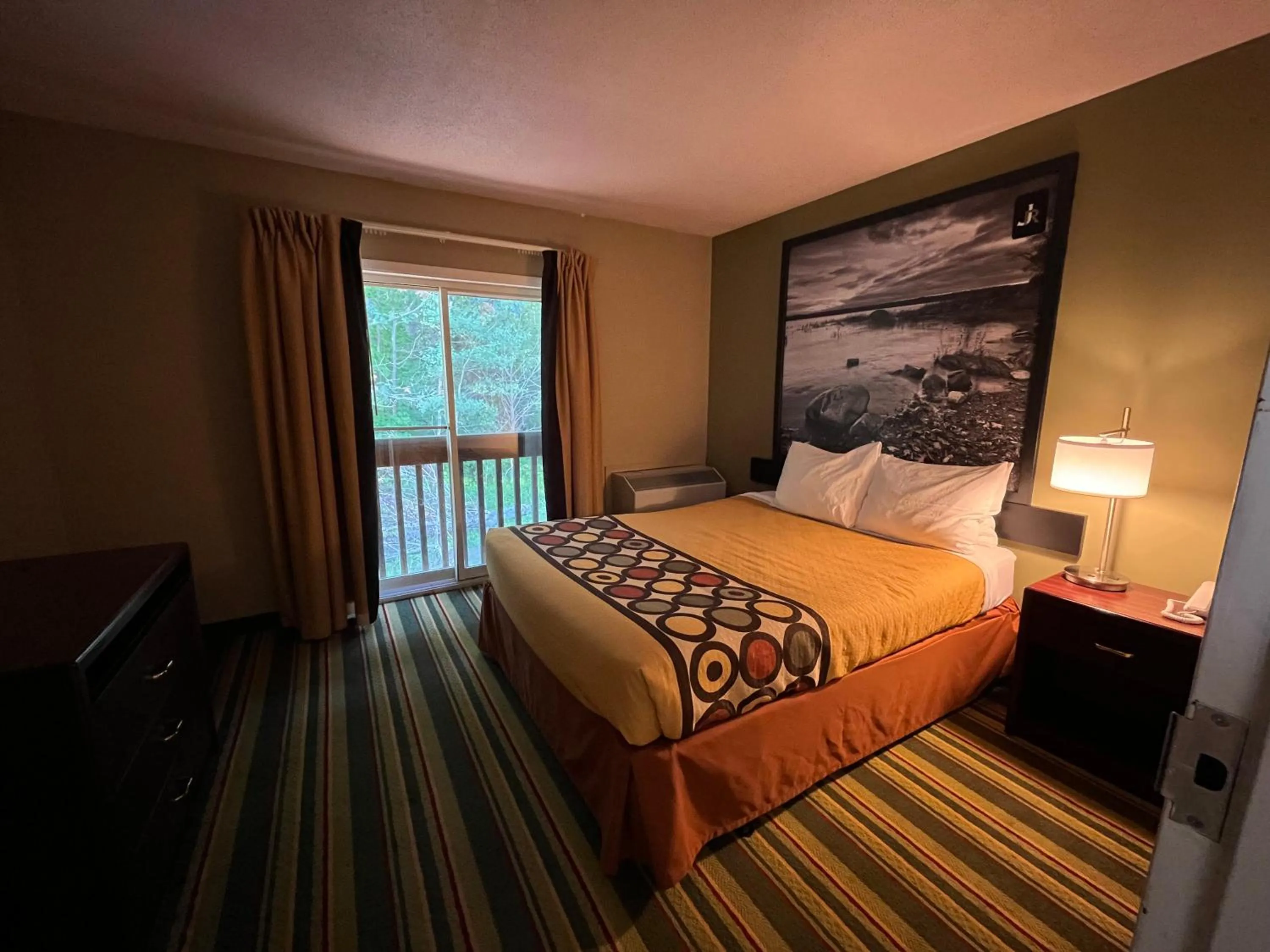 Photo of the whole room, Bed in Jolly Roger Inn & Resort