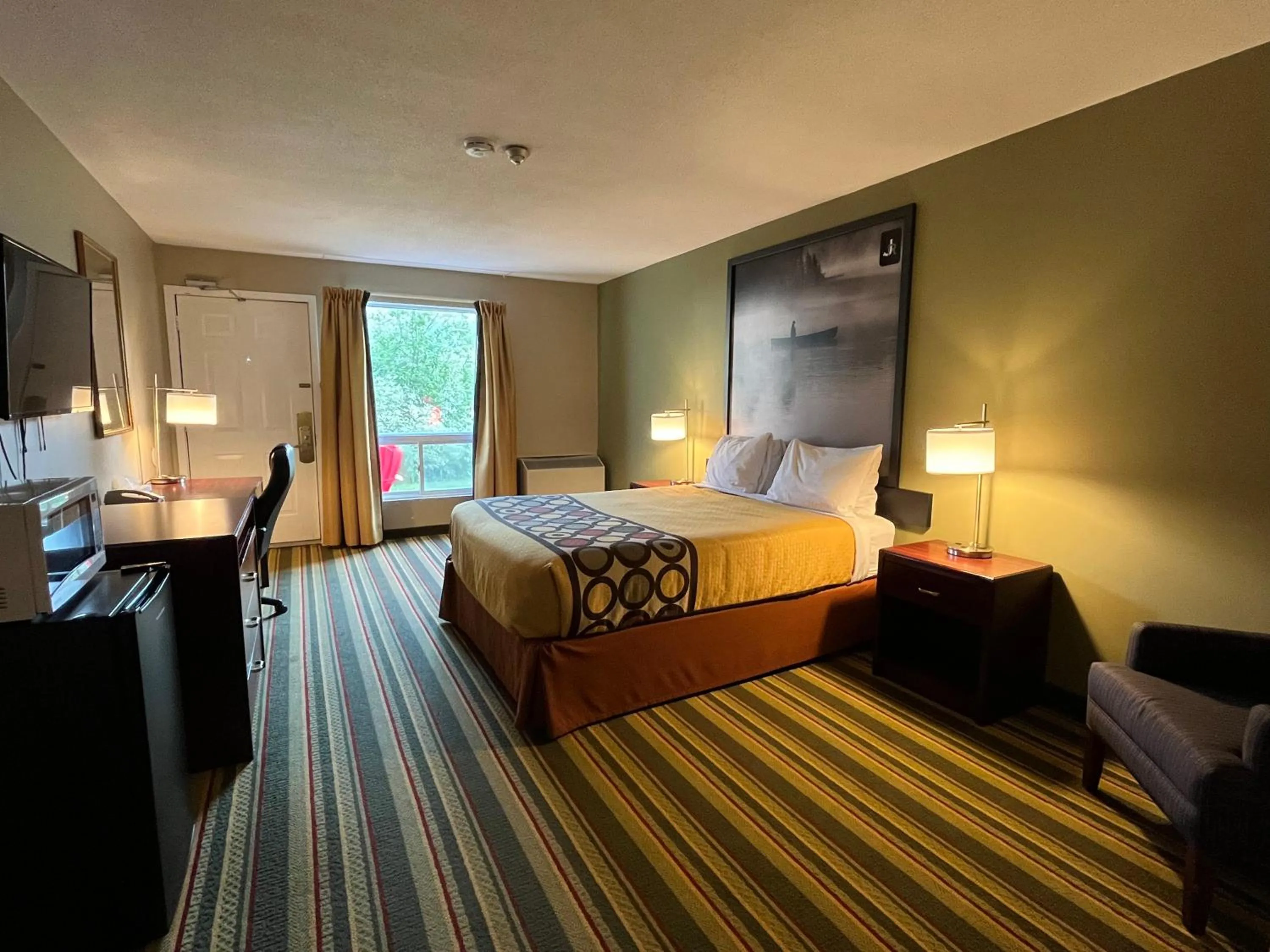 Photo of the whole room, Bed in Jolly Roger Inn & Resort