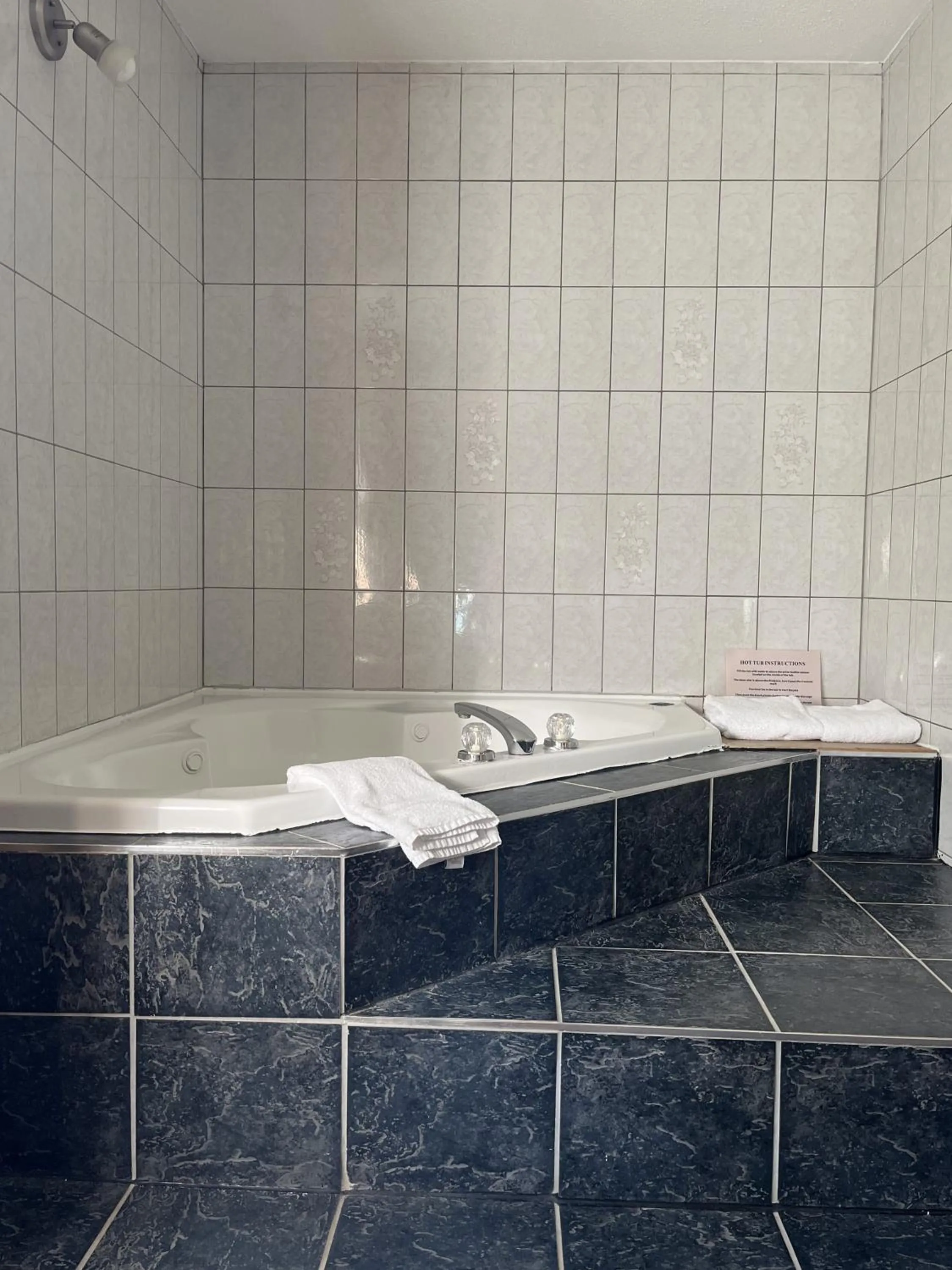 Hot Tub in Jolly Roger Inn & Resort