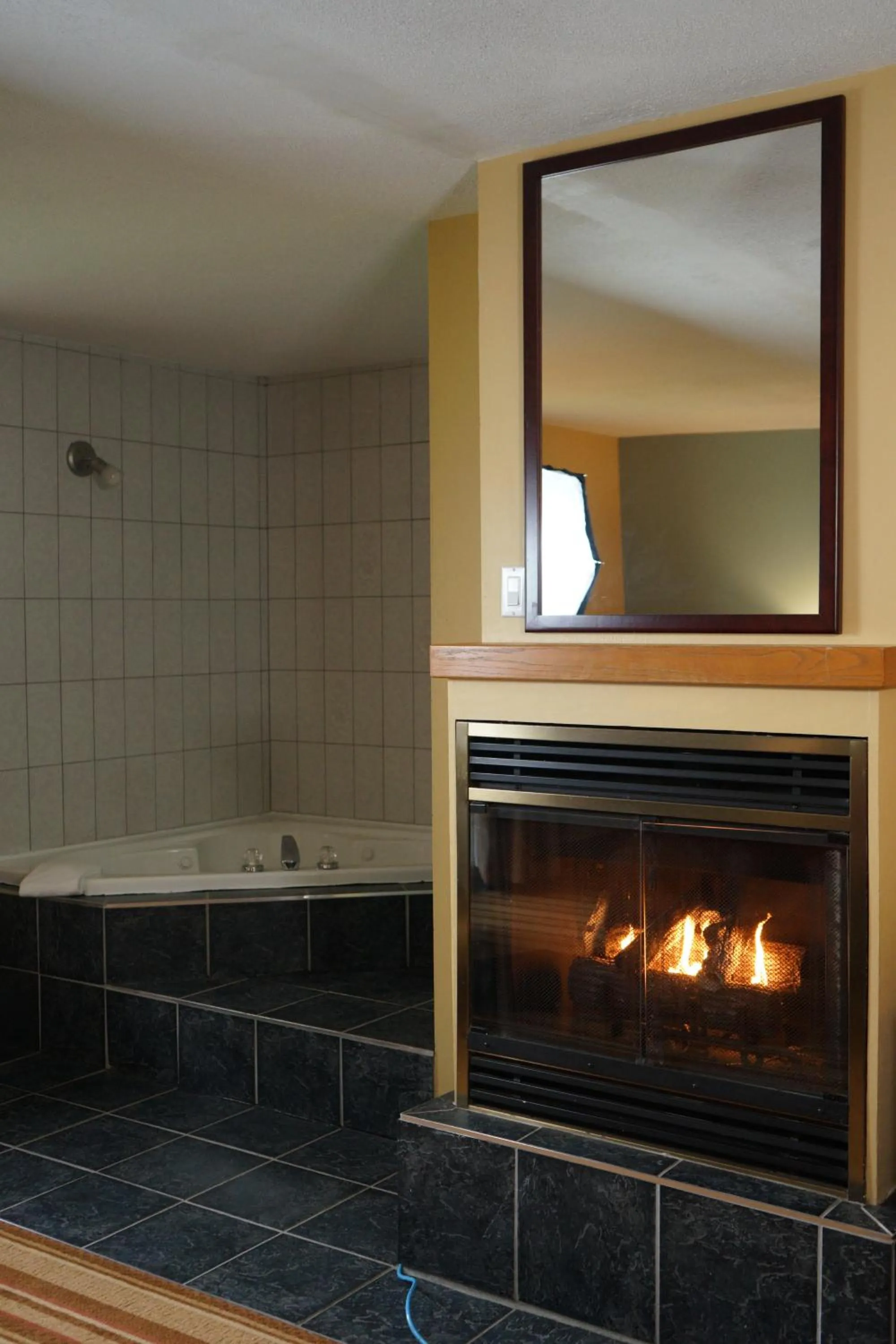 Hot Tub in Jolly Roger Inn & Resort