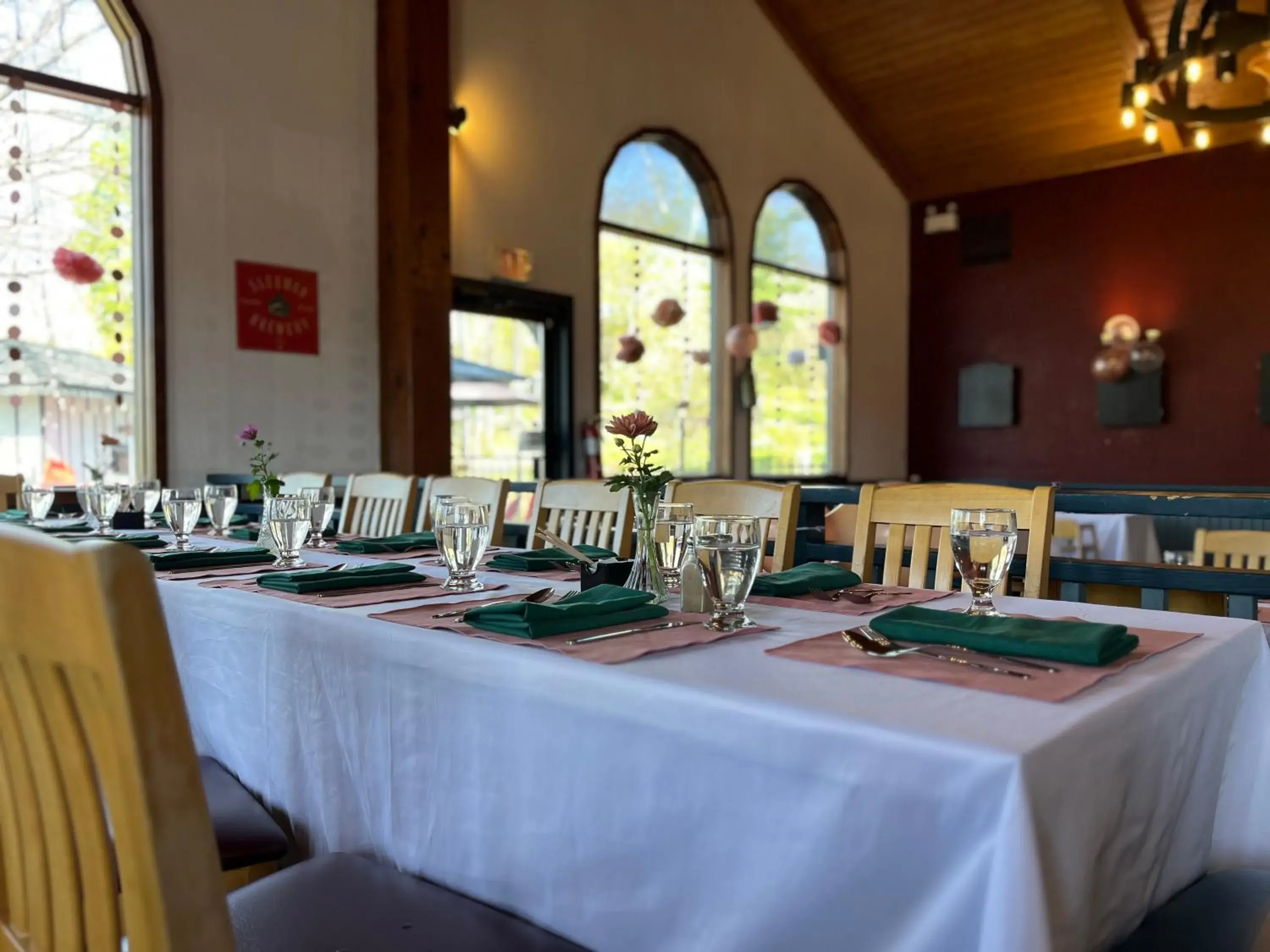 Restaurant/places to eat in Jolly Roger Inn & Resort Restaurant/places to eat in Jolly Roger Inn & Resort