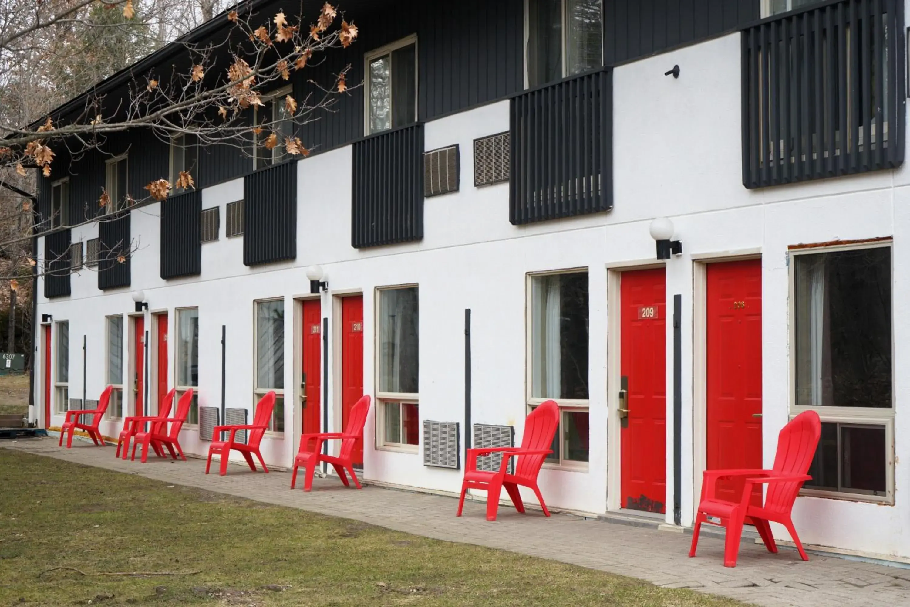 Property building in Jolly Roger Inn & Resort Property building in Jolly Roger Inn & Resort