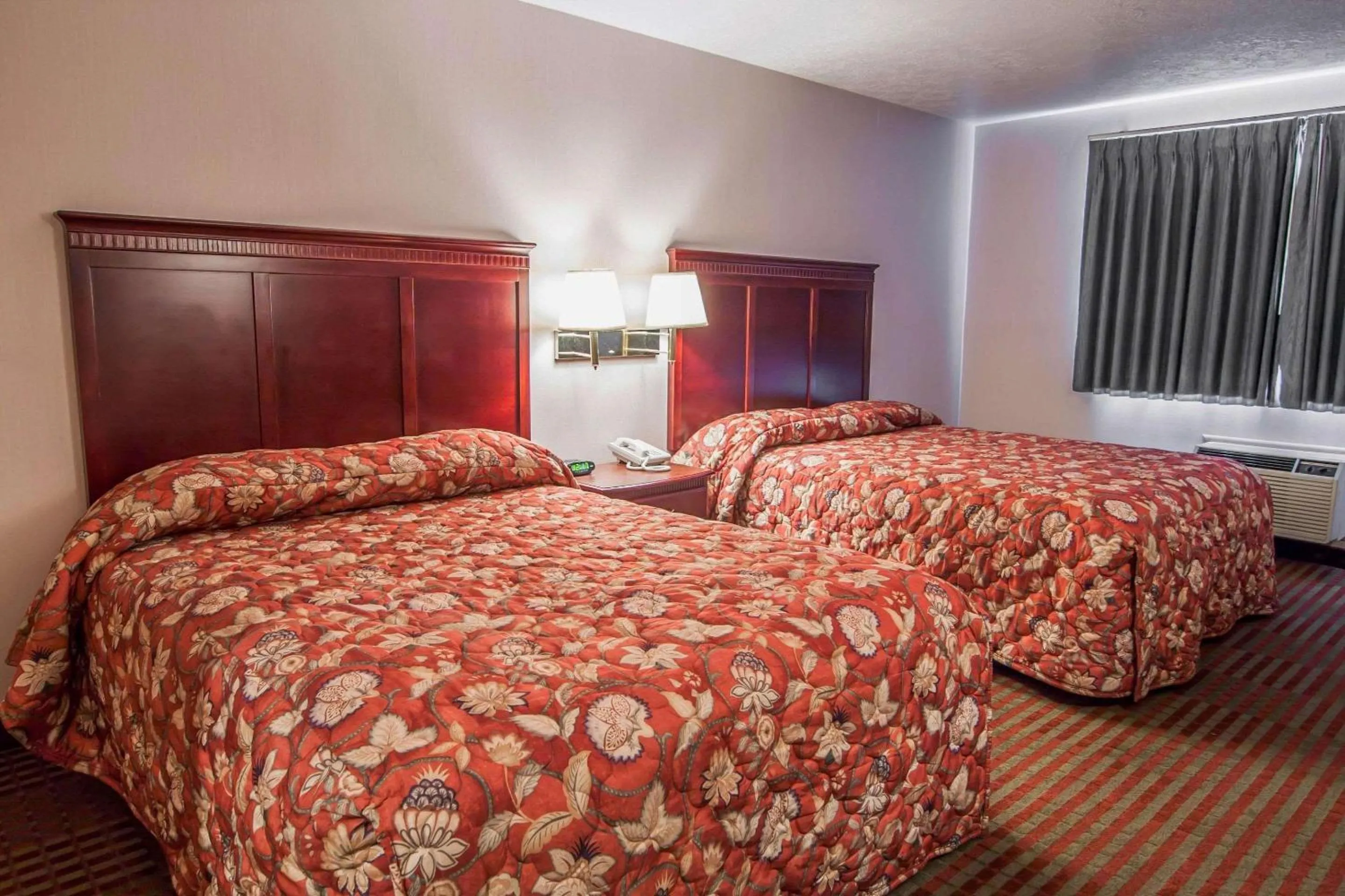 Photo of the whole room, Bed in Bridgeway Inn & Suites