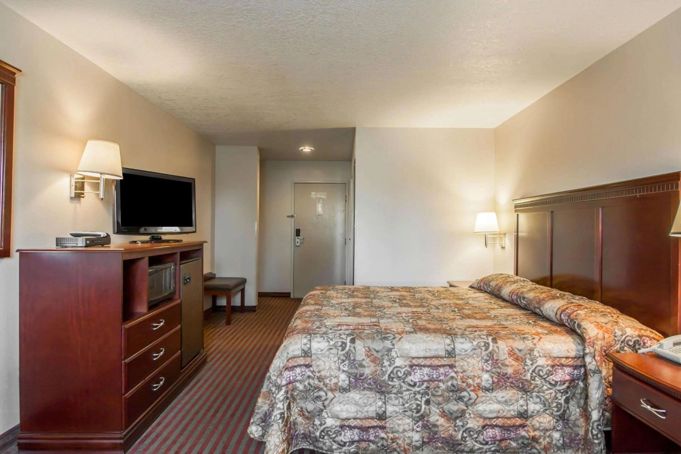 Photo of the whole room, Bed in Bridgeway Inn & Suites