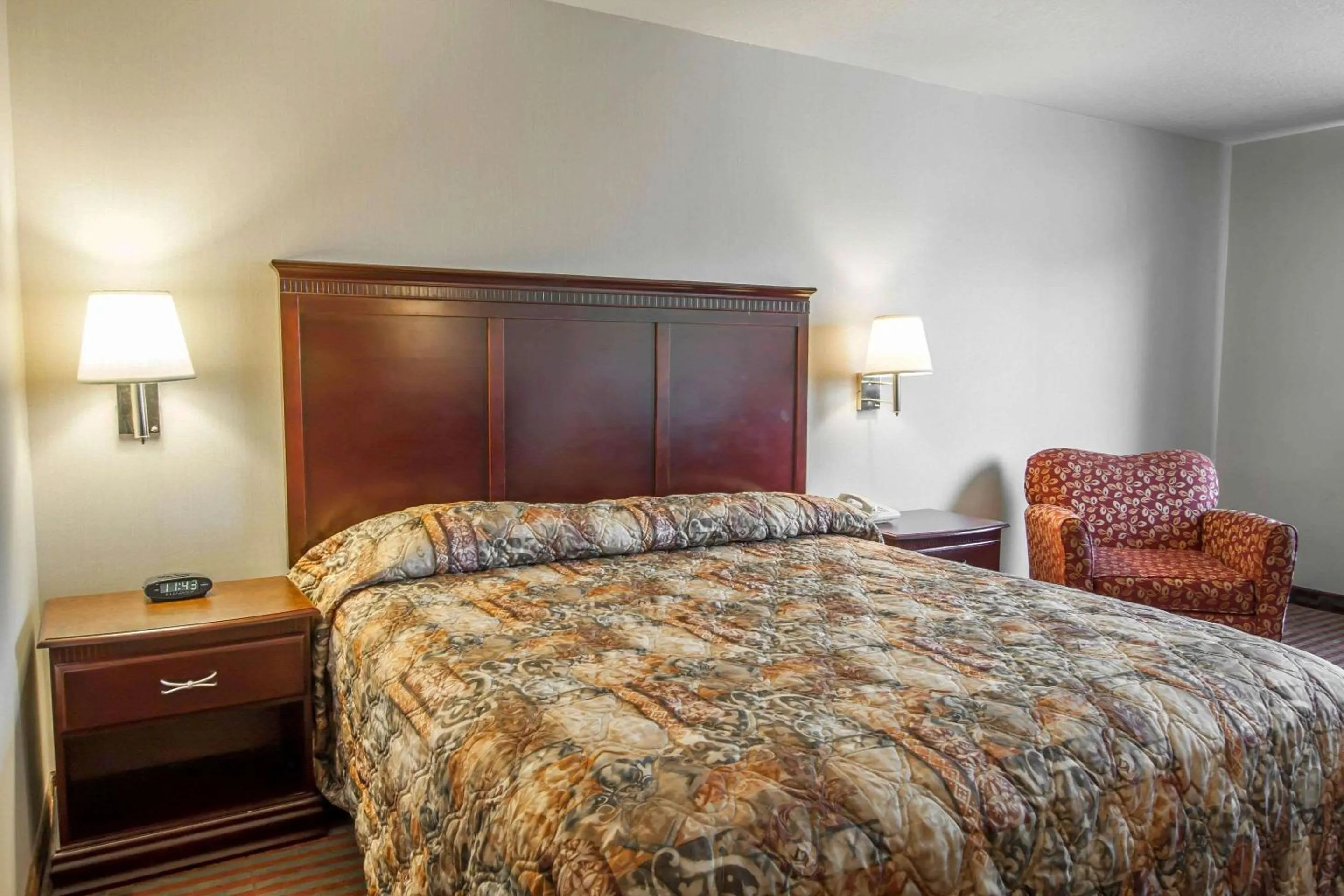 Photo of the whole room, Bed in Bridgeway Inn & Suites
