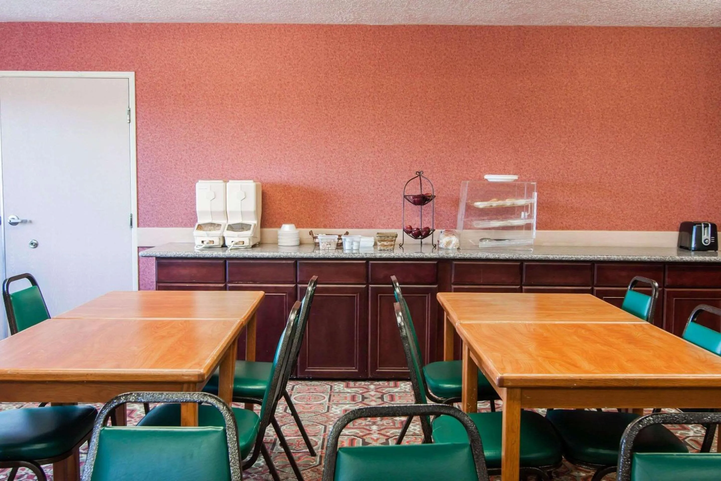 Restaurant/places to eat in Bridgeway Inn & Suites