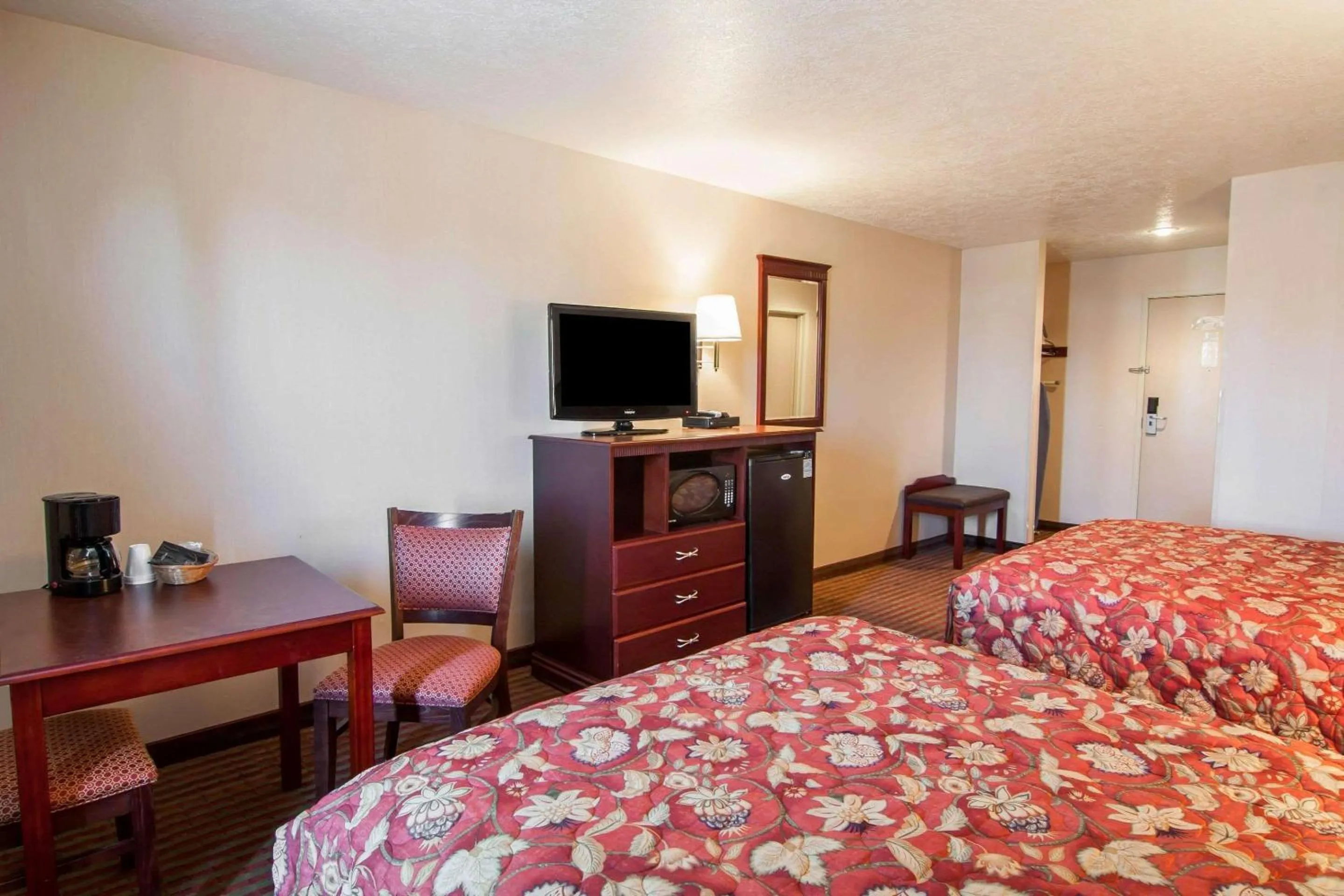 Photo of the whole room, Bed in Bridgeway Inn & Suites