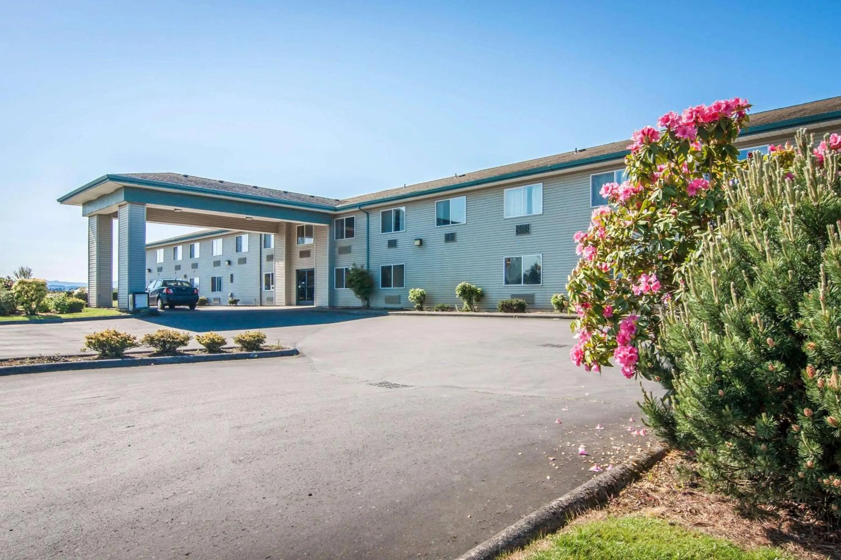 Property building in Bridgeway Inn & Suites