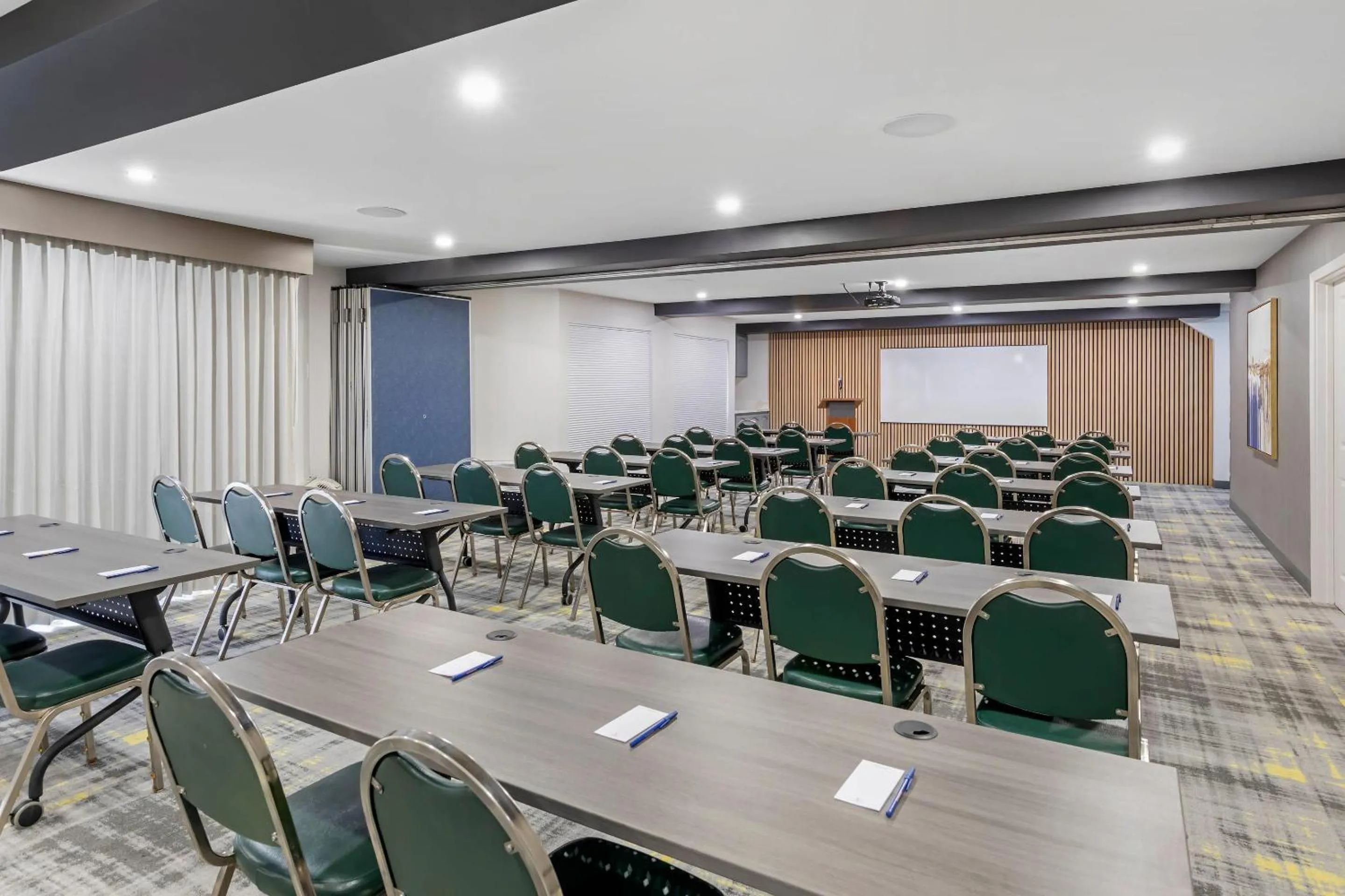 Meeting/conference room in Comfort Inn & Suites Irvine Spectrum