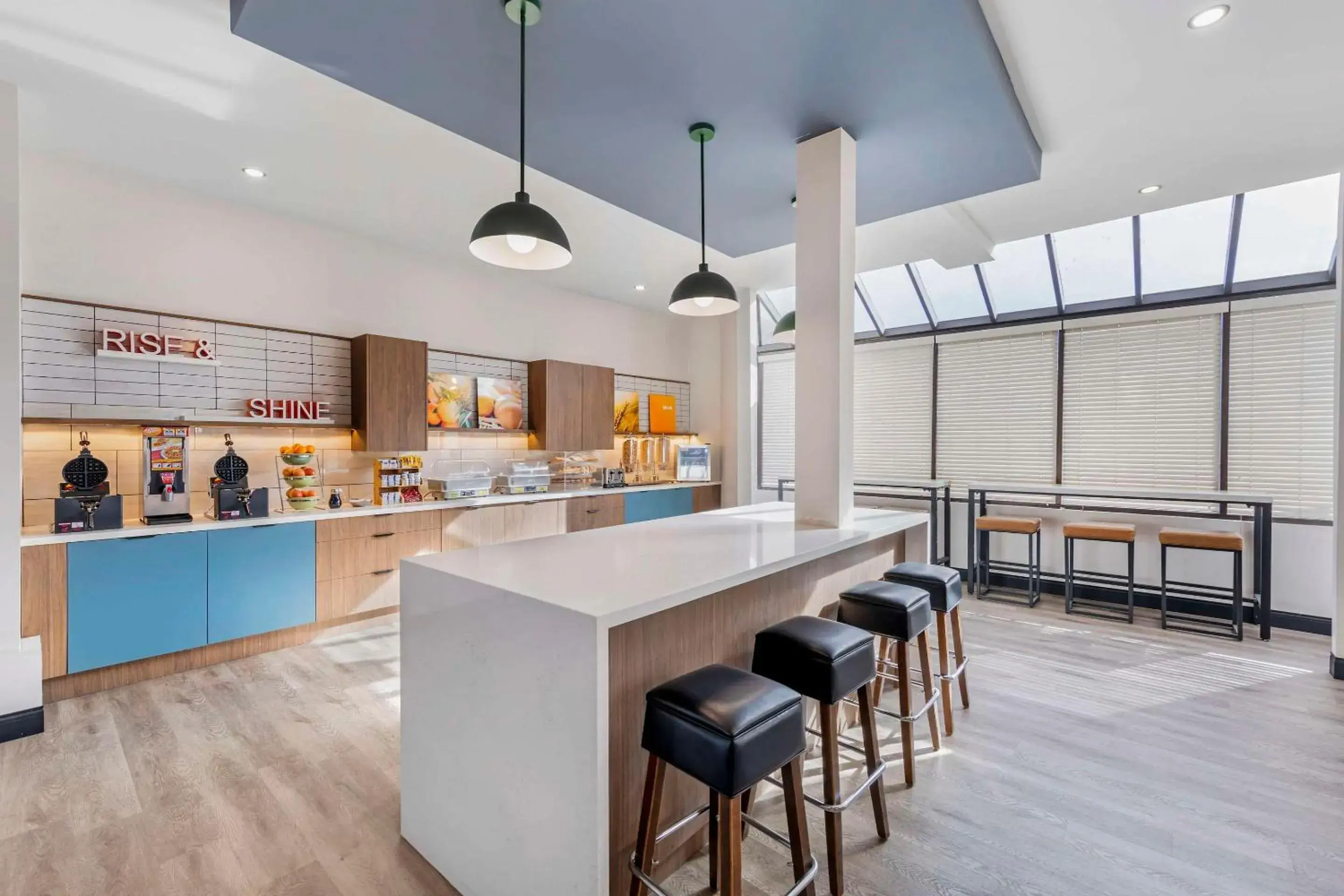 Breakfast in Comfort Inn & Suites Irvine Spectrum Breakfast in Comfort Inn & Suites Irvine Spectrum