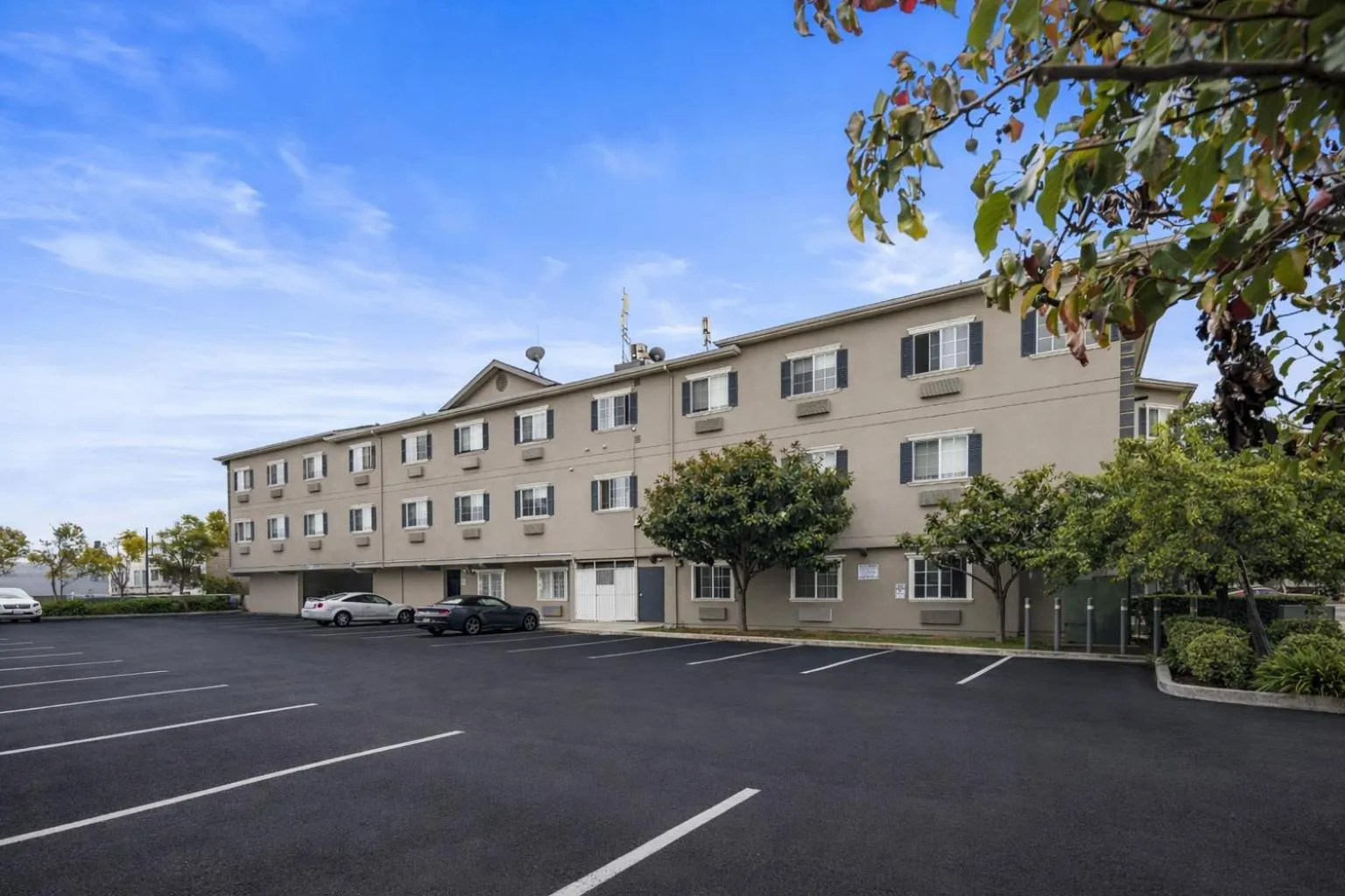 Property building in Hotel 1550 - SFO Airport FREE Shuttle