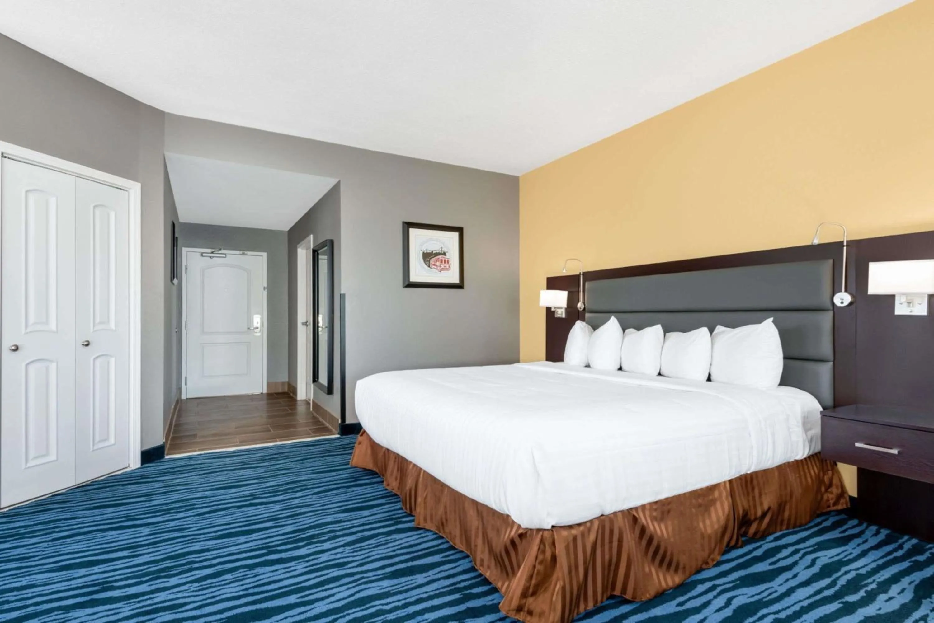 Bed in Hotel 1550 - SFO Airport FREE Shuttle