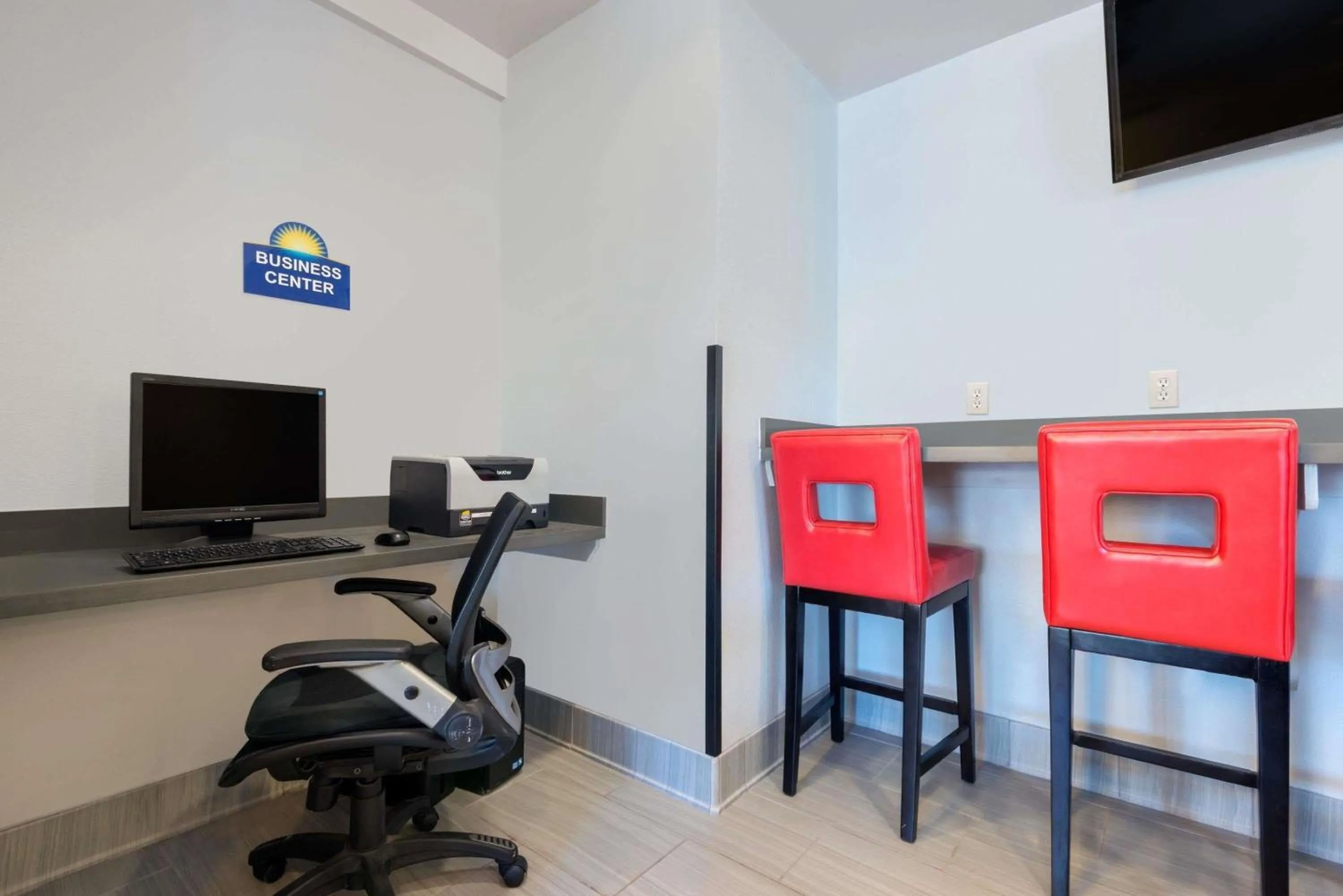 Communal lounge/ TV room in Hotel 1550 - SFO Airport FREE Shuttle