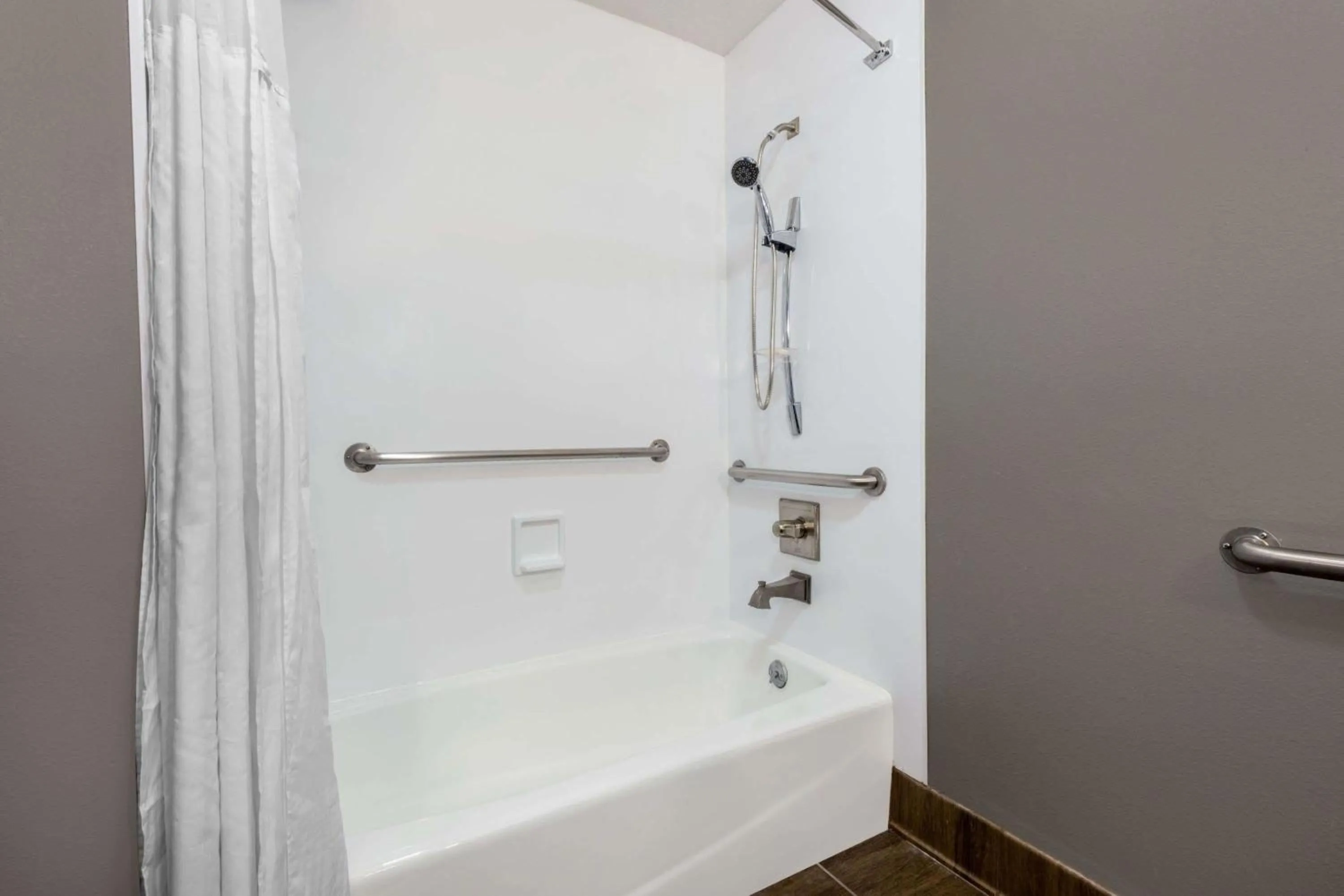 Bath in Hotel 1550 - SFO Airport FREE Shuttle