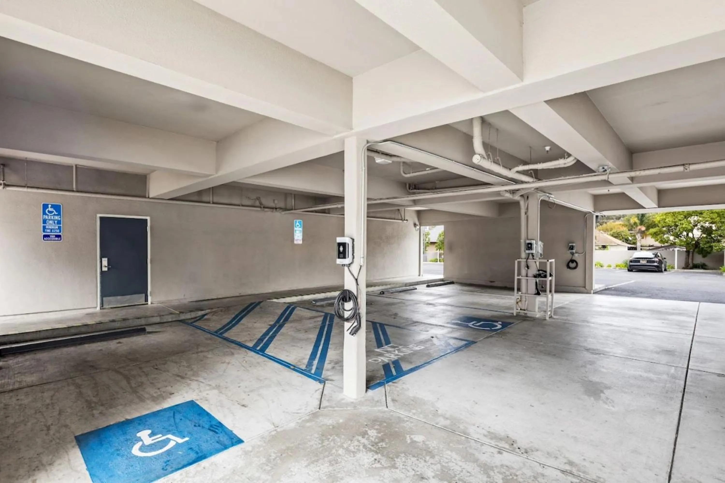 Parking in Hotel 1550 - SFO Airport FREE Shuttle