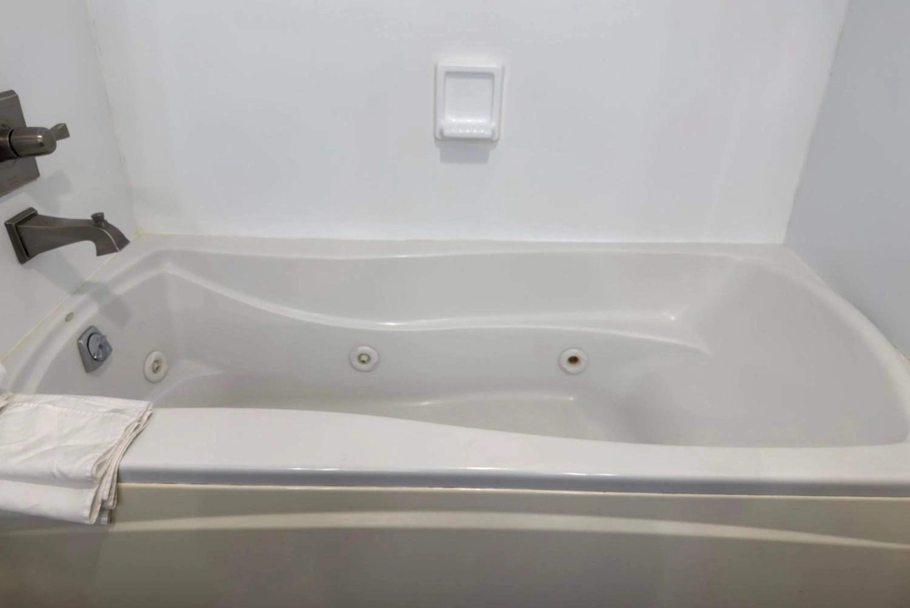 Shower in Hotel 1550 - SFO Airport FREE Shuttle