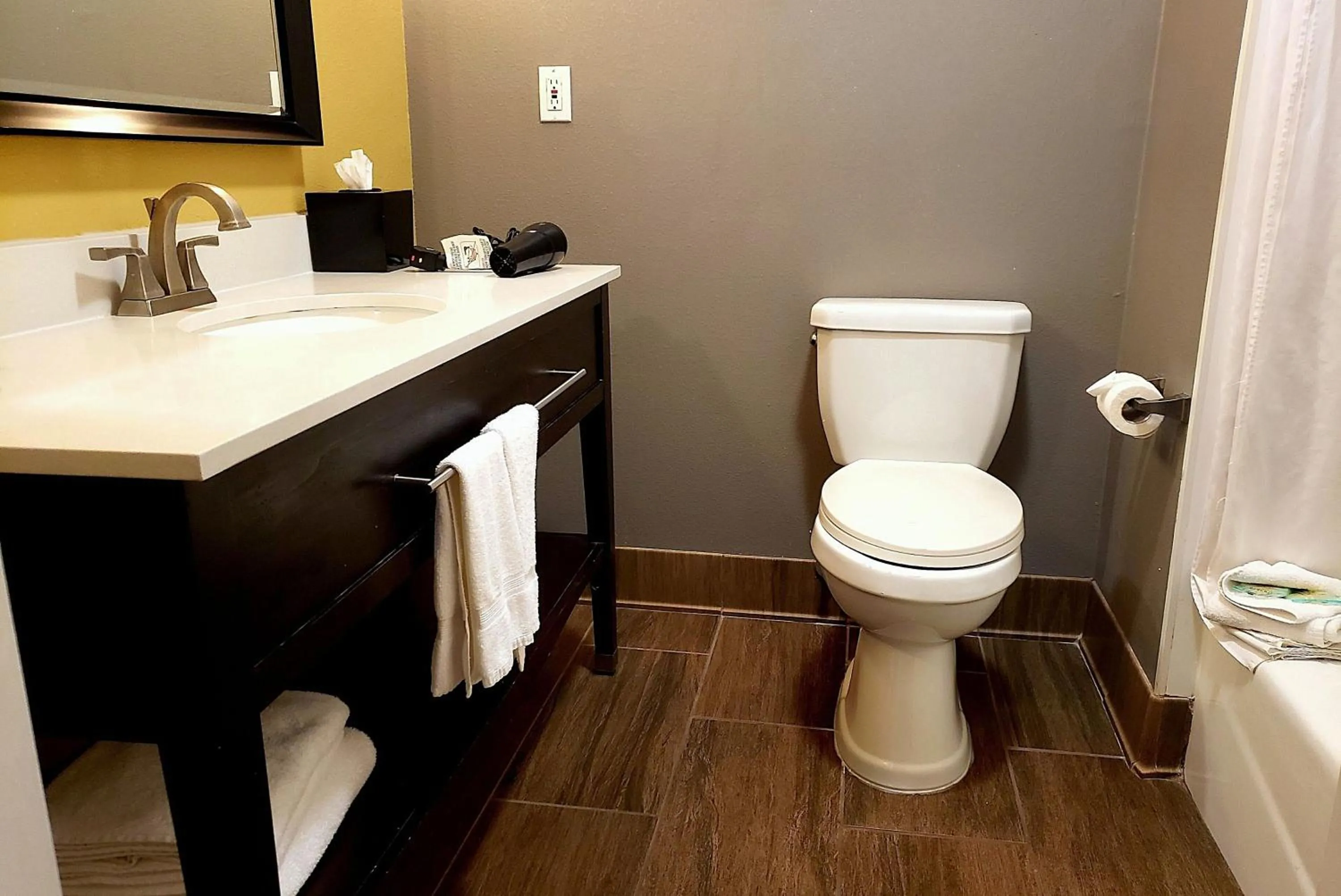 Toilet in Hotel 1550 - SFO Airport FREE Shuttle