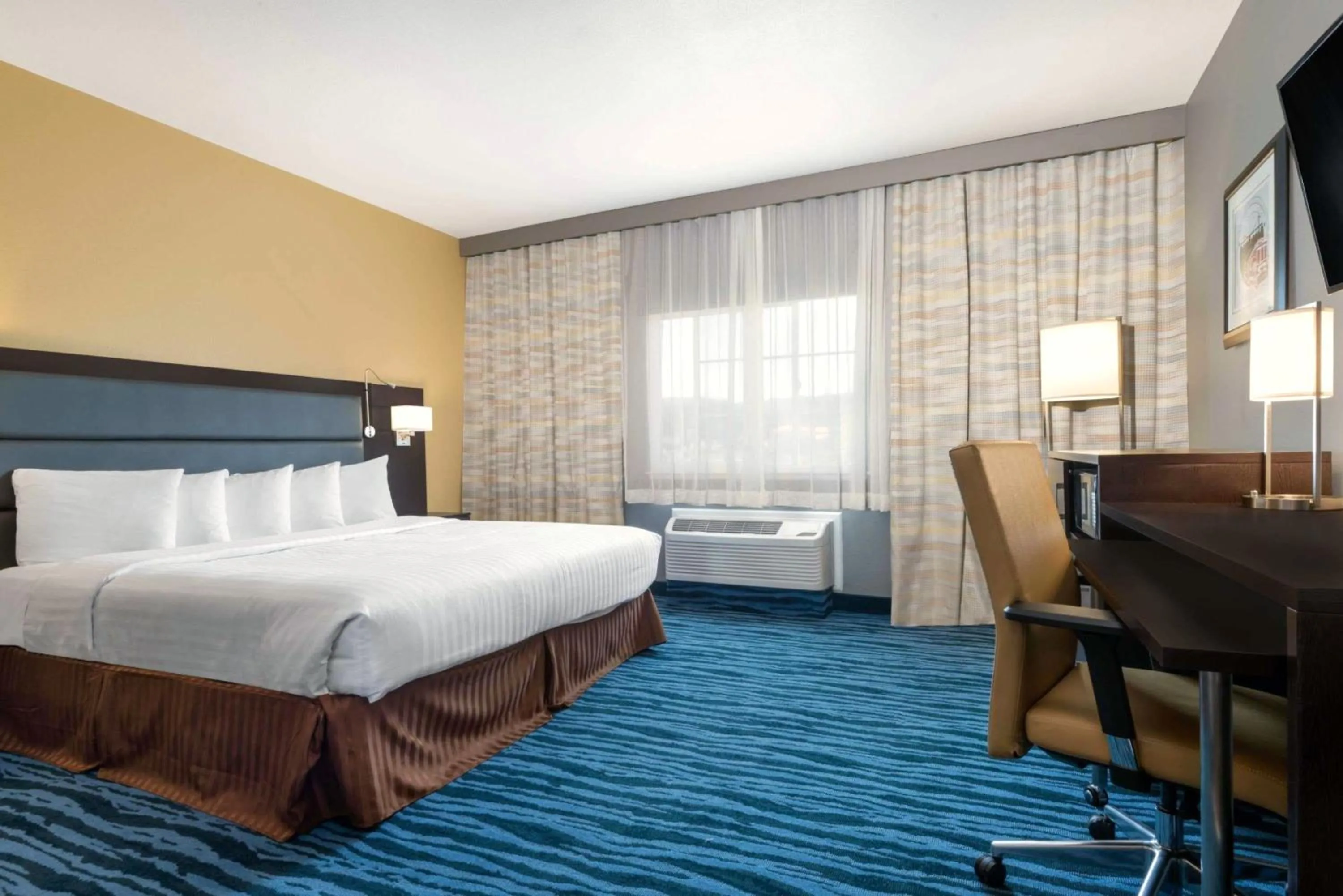 Bed in Hotel 1550 - SFO Airport FREE Shuttle
