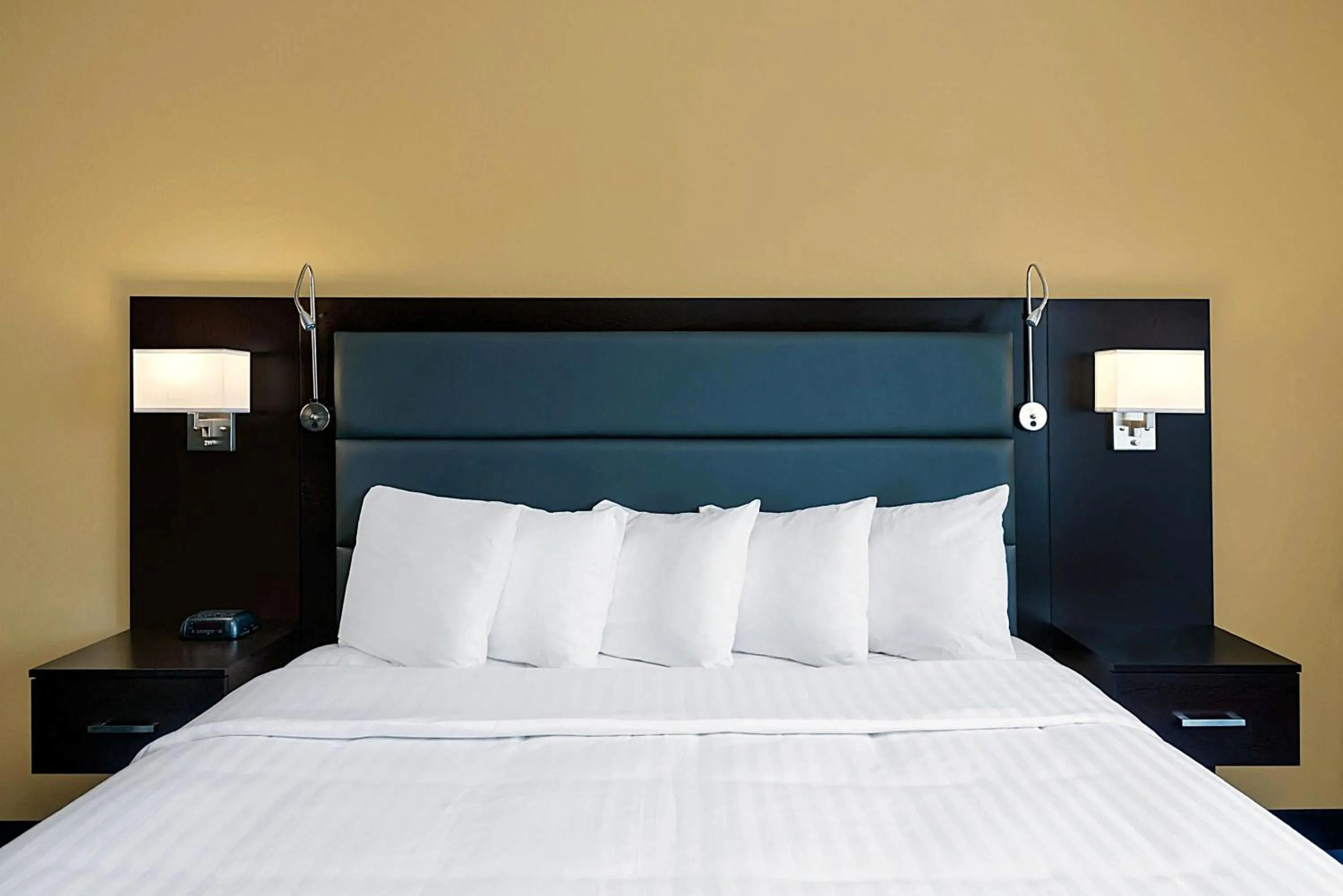 Bed in Hotel 1550 - SFO Airport FREE Shuttle