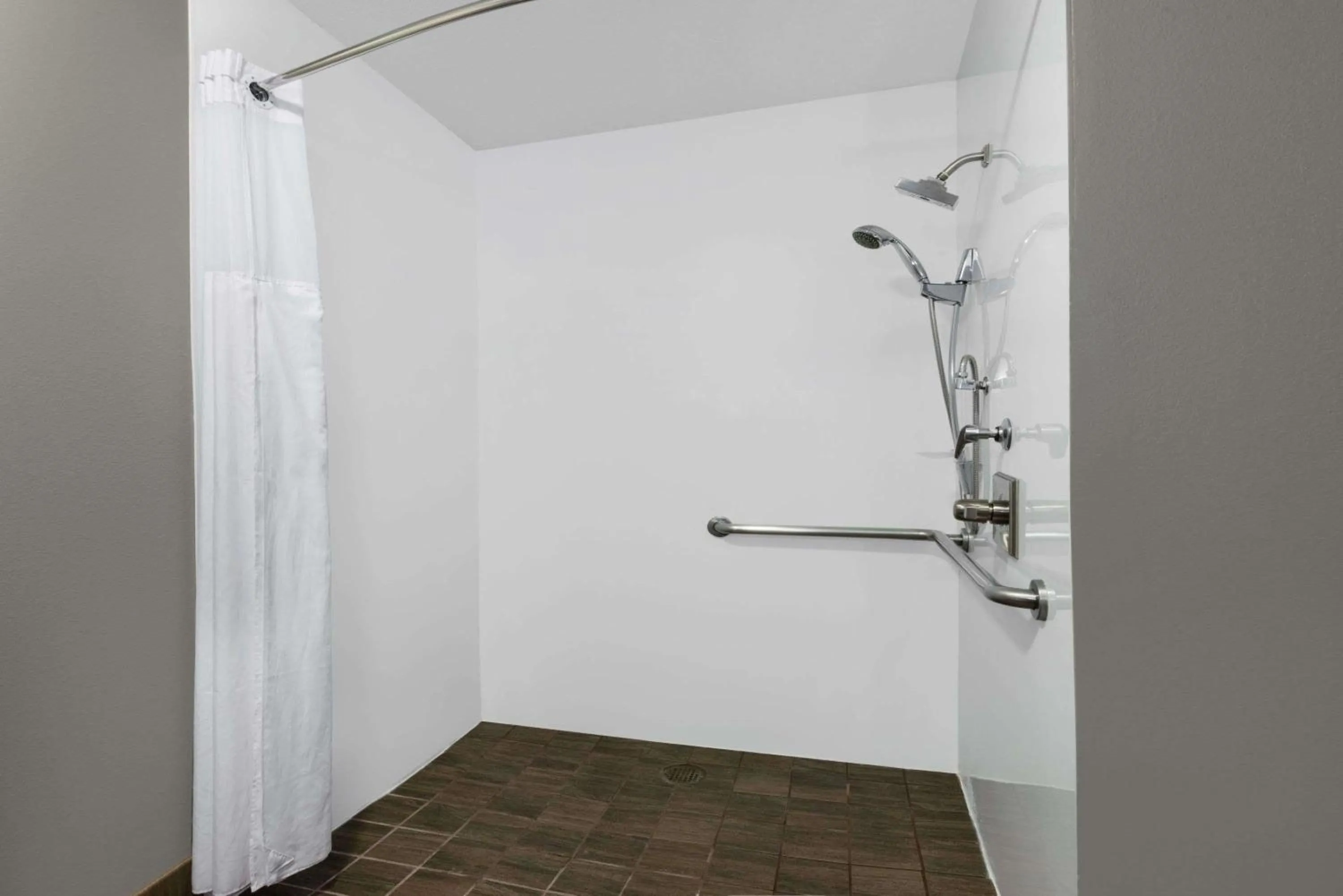 Shower in Hotel 1550 - SFO Airport FREE Shuttle