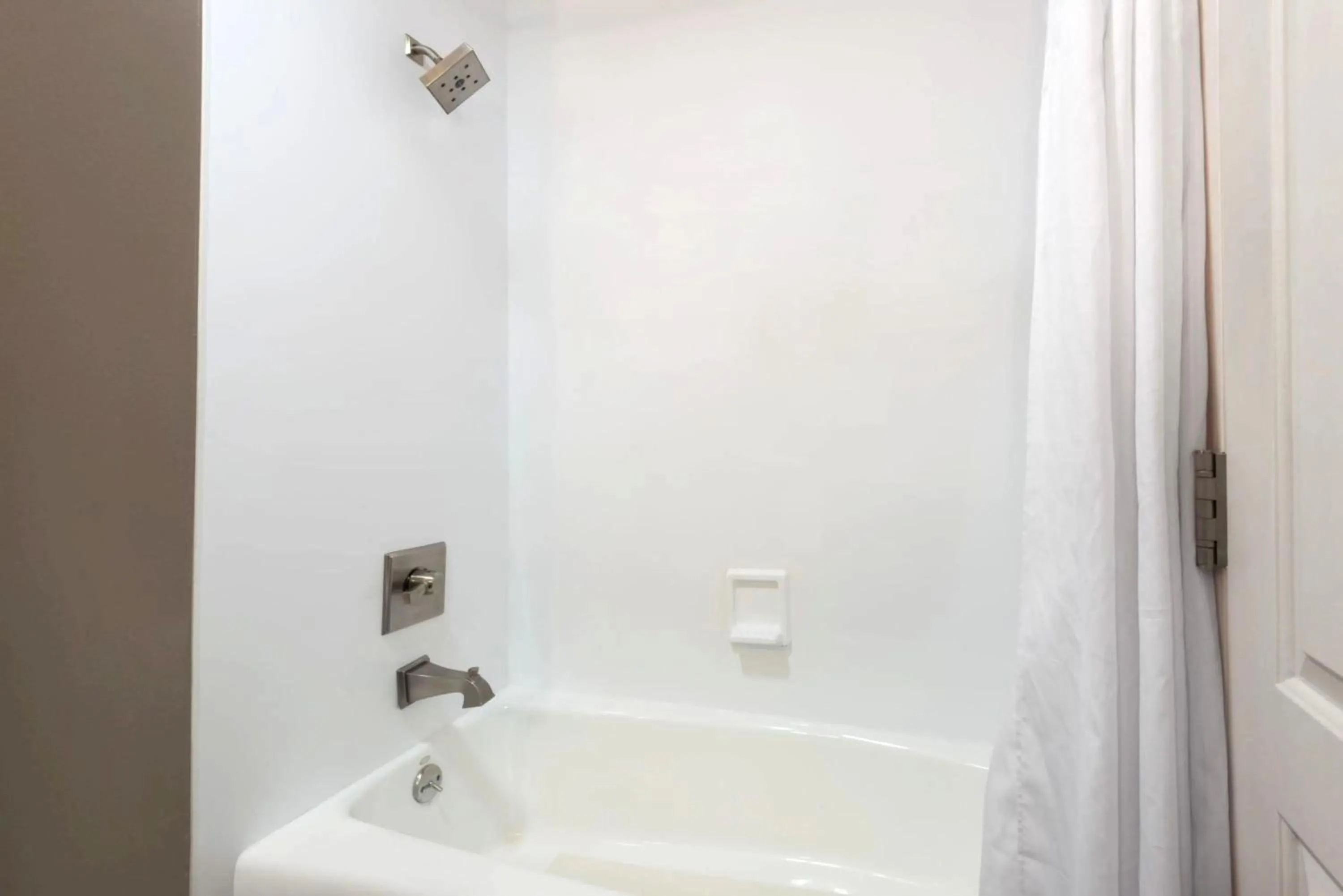 Shower in Hotel 1550 - SFO Airport FREE Shuttle