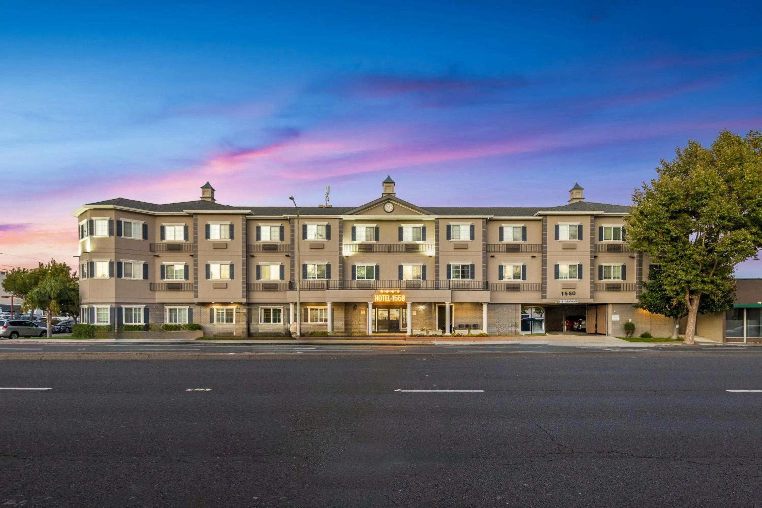 Property building in Hotel 1550 - SFO Airport FREE Shuttle