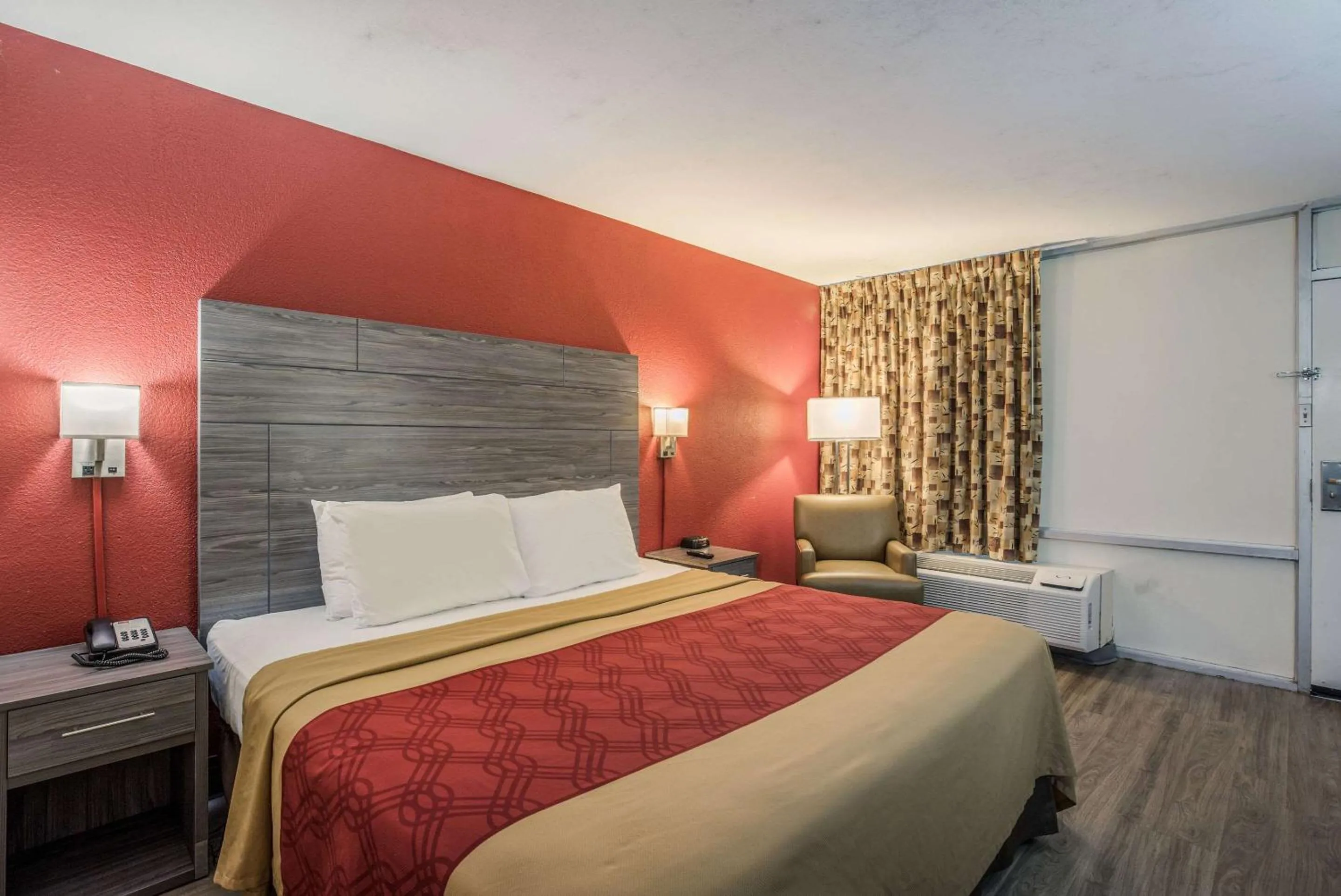 Photo of the whole room, Bed in Econo Lodge Thomasville